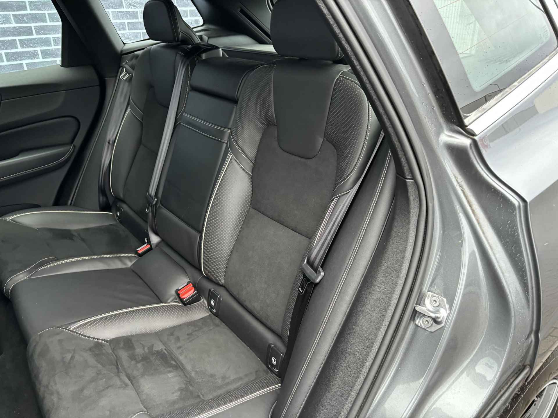 Volvo XC60 T5 Aut. R-Design | Adaptive Cruise | Trekhaak | Verwarmbare voorstoelen/achterbank | Verwarmbaar stuurwiel | Standkachel | Keyless | Harman Kardon - 12/30