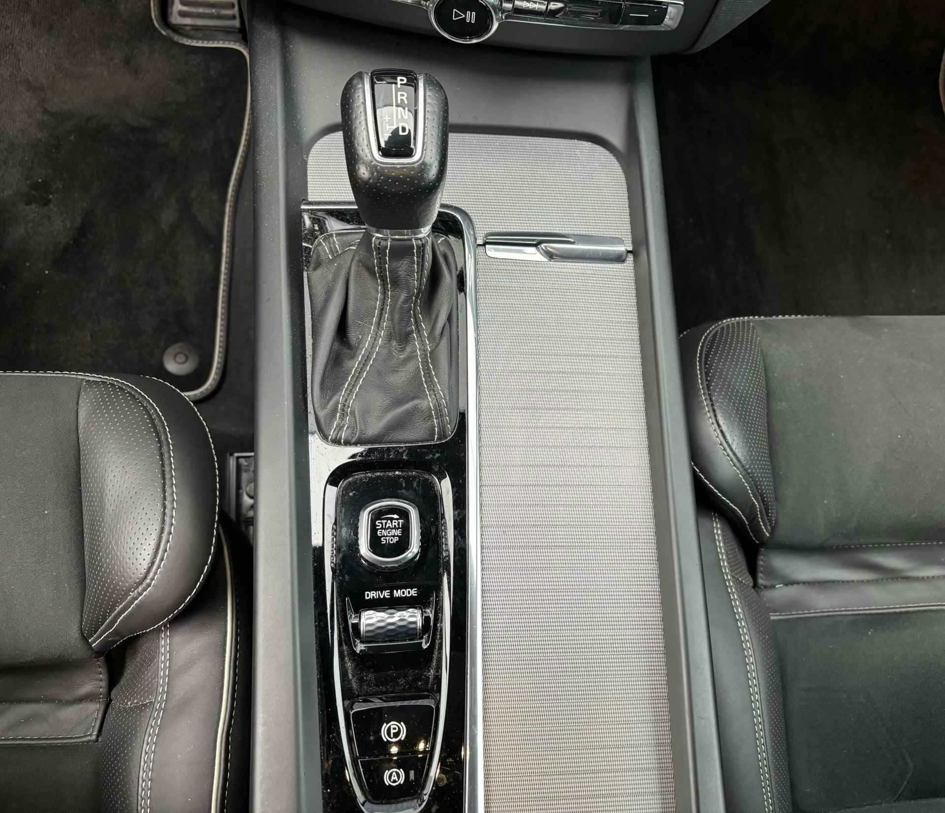 Volvo XC60 T5 Aut. R-Design | Adaptive Cruise | Trekhaak | Verwarmbare voorstoelen/achterbank | Verwarmbaar stuurwiel | Standkachel | Keyless | Harman Kardon - 19/30