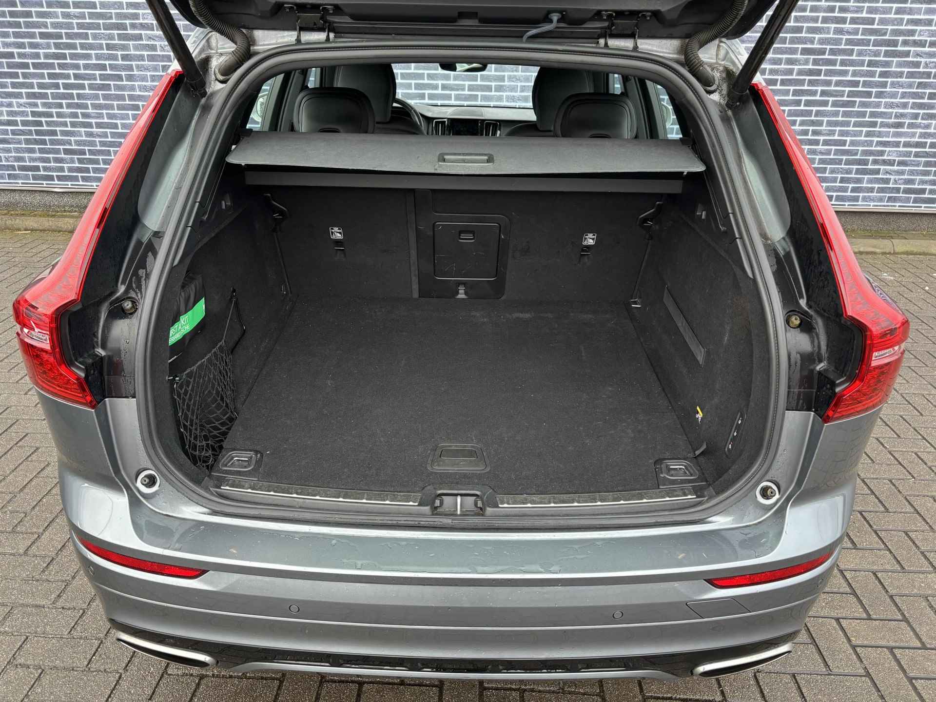 Volvo XC60 T5 Aut. R-Design | Adaptive Cruise | Trekhaak | Verwarmbare voorstoelen/achterbank | Verwarmbaar stuurwiel | Standkachel | Keyless | Harman Kardon - 24/30