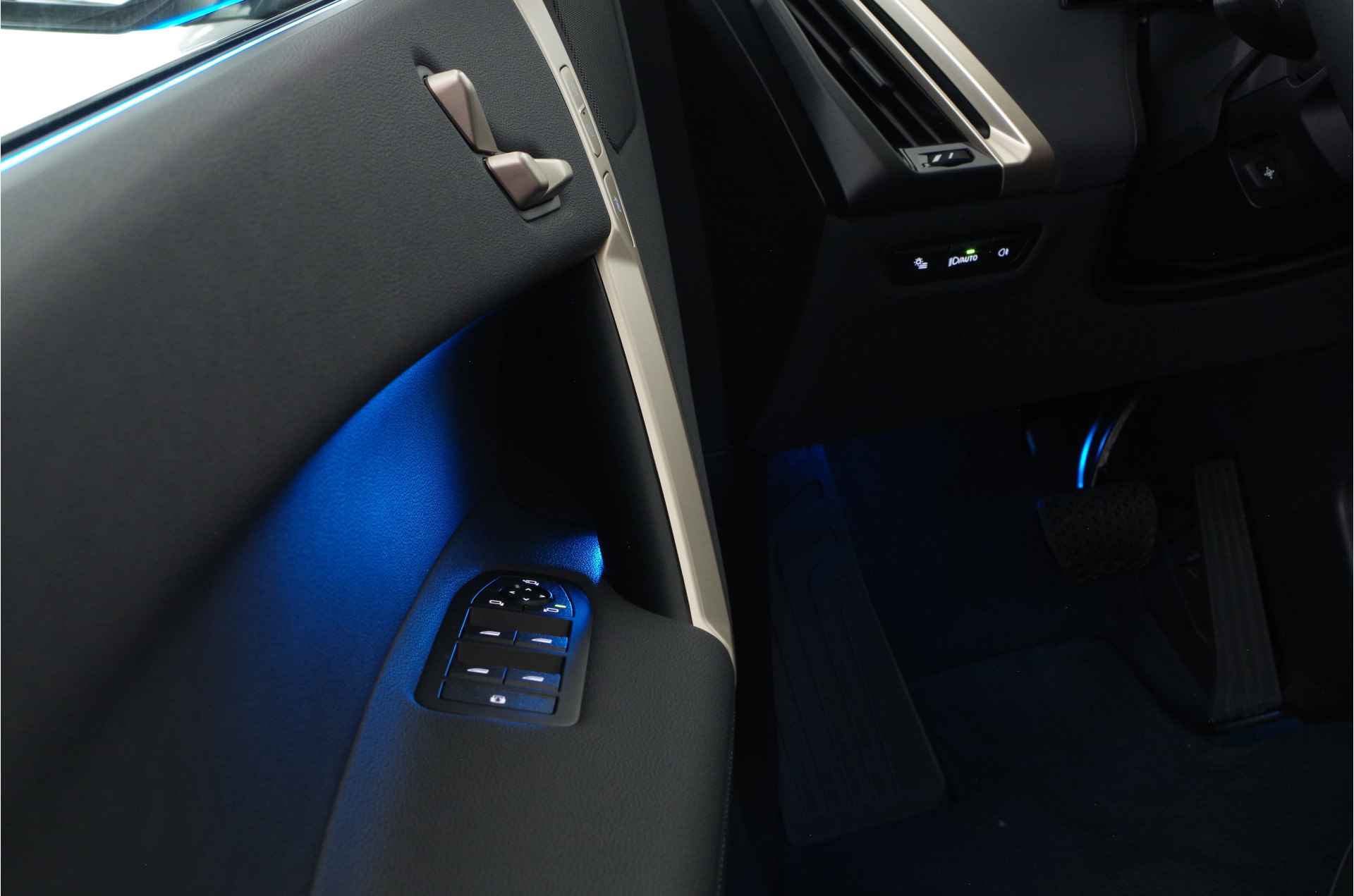 BMW iX xDrive40 77 kWh > 22 kW Boordlader!/Sportpakket/laser LED/360ºcamera/22inch/Aerodynamica - 27/70