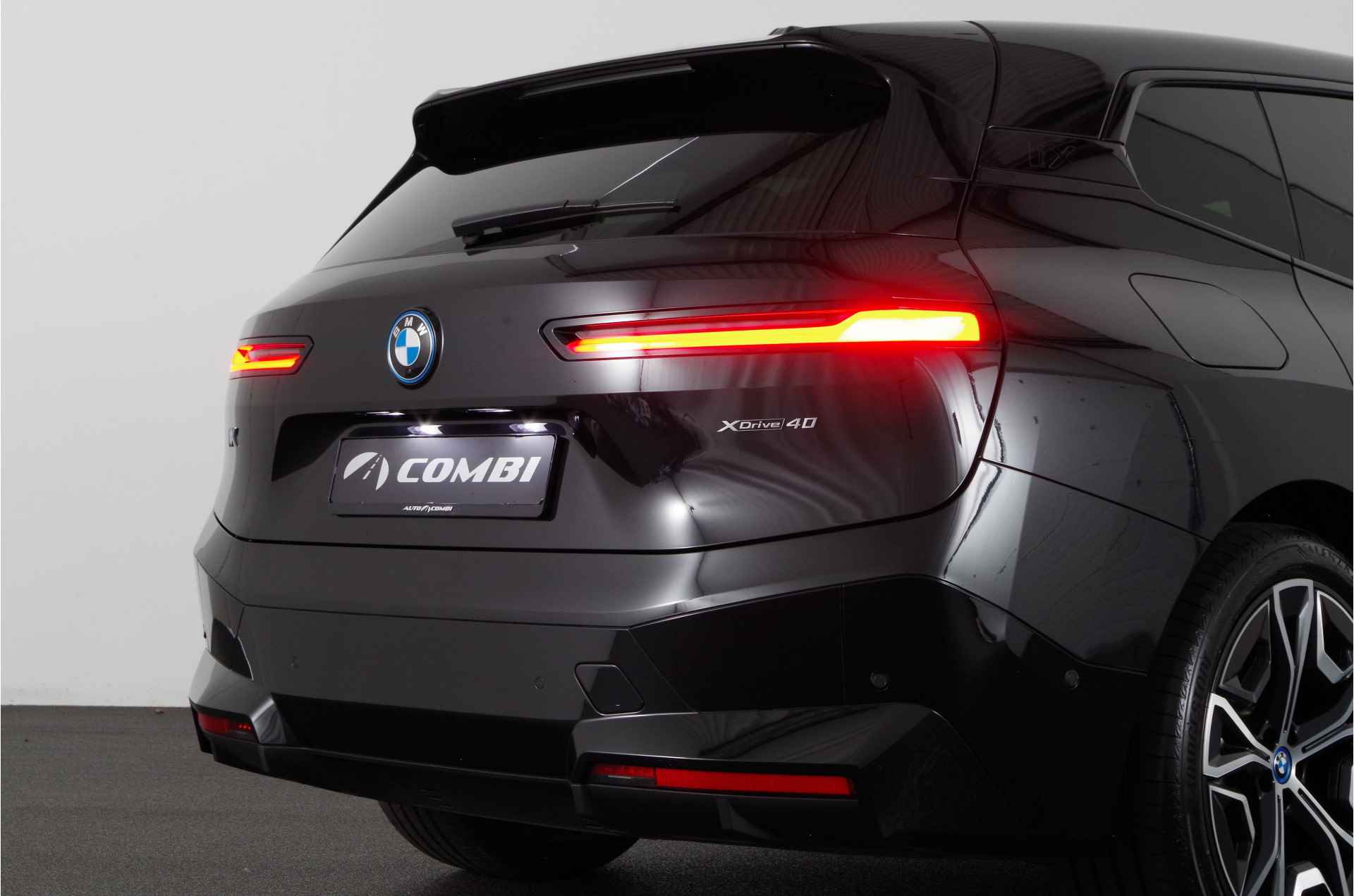 BMW iX xDrive40 77 kWh > 22 kW Boordlader!/Sportpakket/laser LED/360ºcamera/22inch/Aerodynamica - 35/70