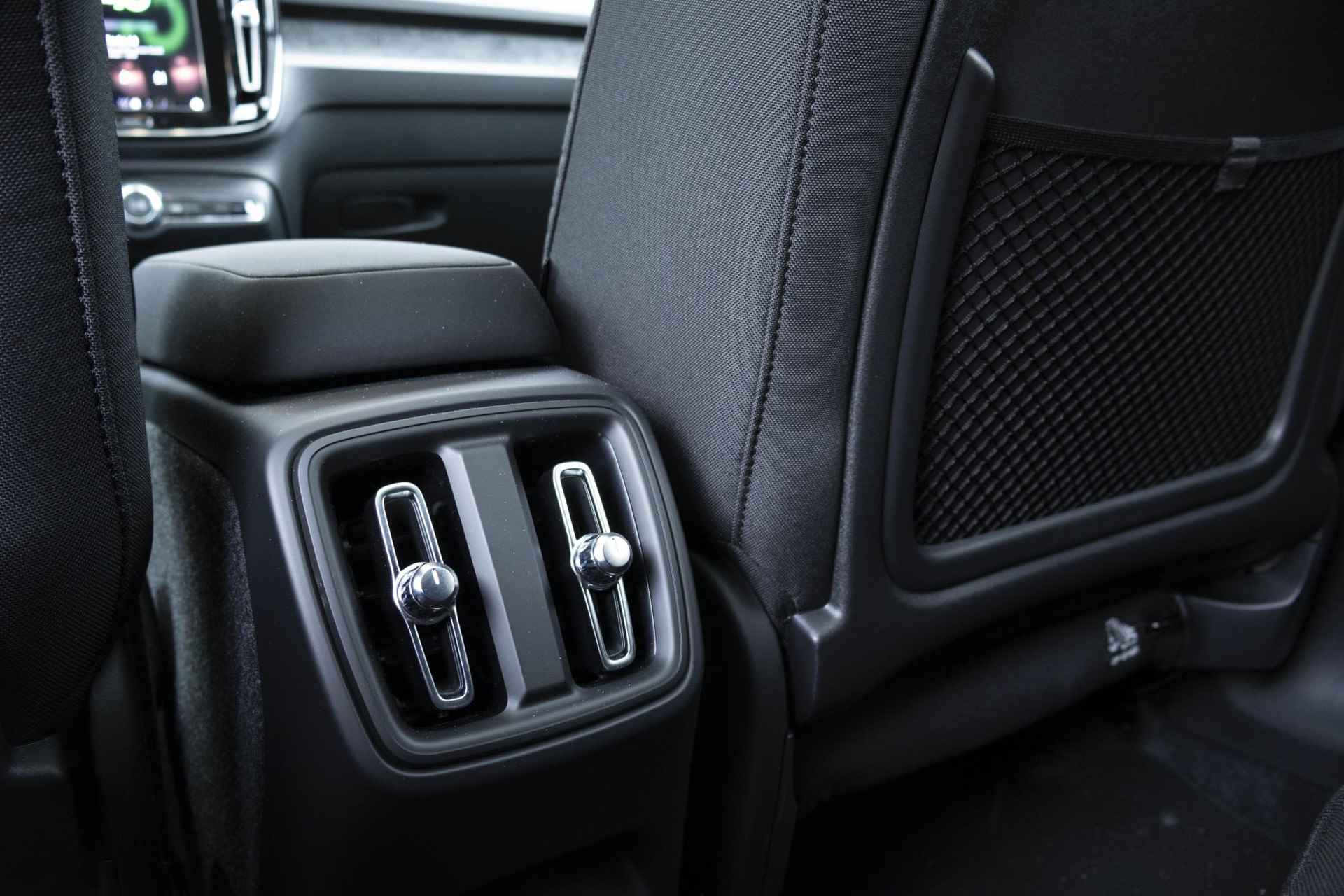 Volvo C40 Single Motor Extended Range Ultimate 82 kWh | Warmtepomp| Interieur voorverwarming| Panoramadak| Adaptieve Cruise control| Blind Spot| 20"Lichtmetalen velgen. - 30/33