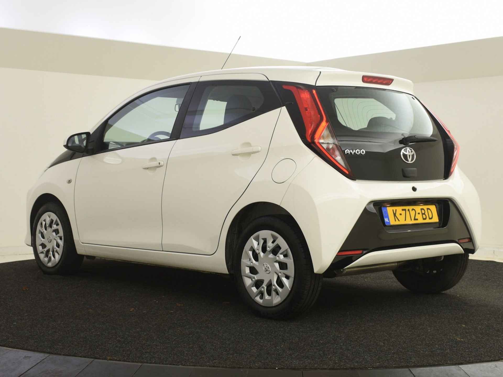 Toyota Aygo 1.0 VVT-i x-play Automaat | Camera - 2/25