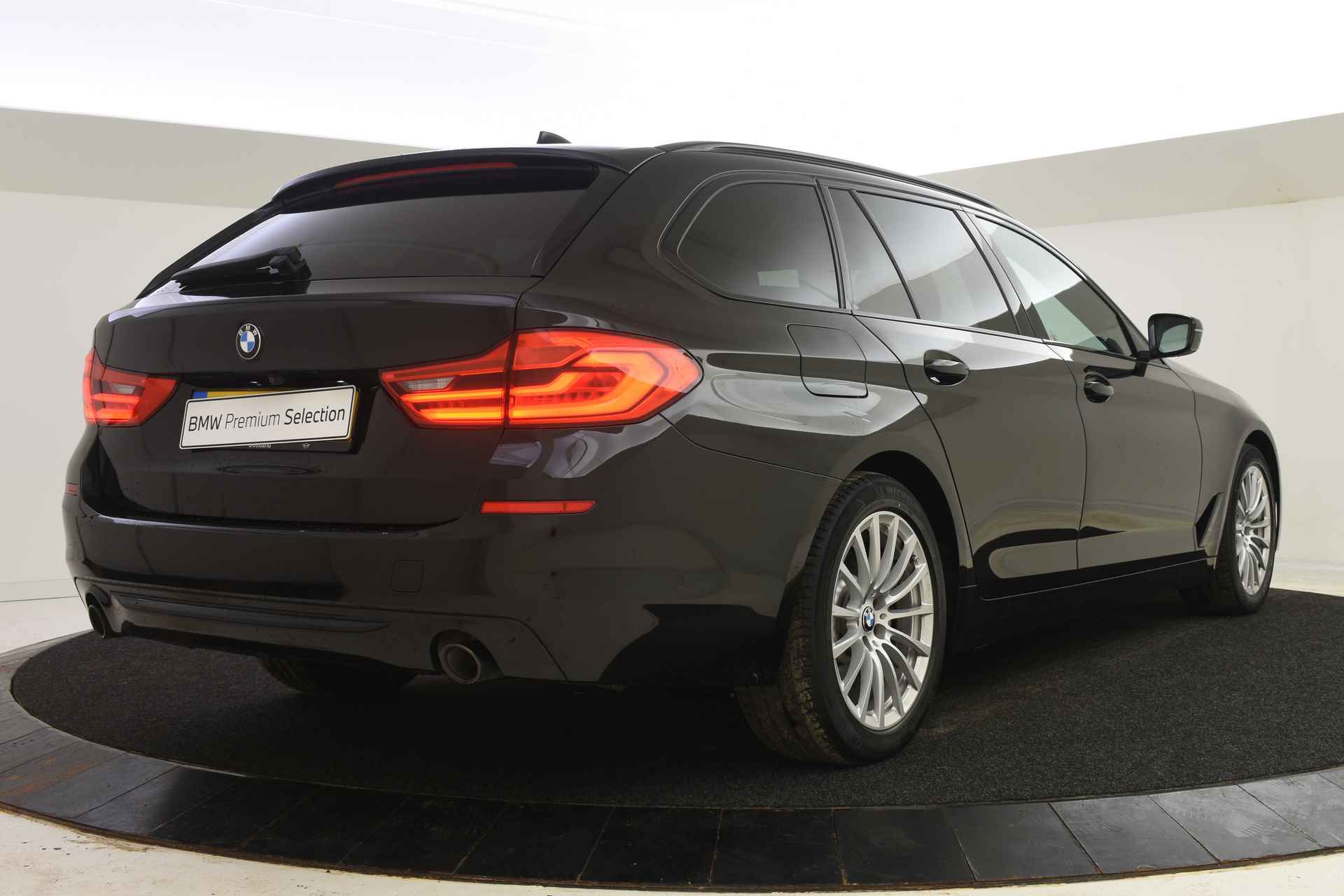 BMW 5 Serie Touring 520i High Executive Sport Line Shadow Line / Adaptieve LED / Active Cruise Control / Stoelventilatie / Head-Up / Parking Assistant / Navigatie Professional - 3/41