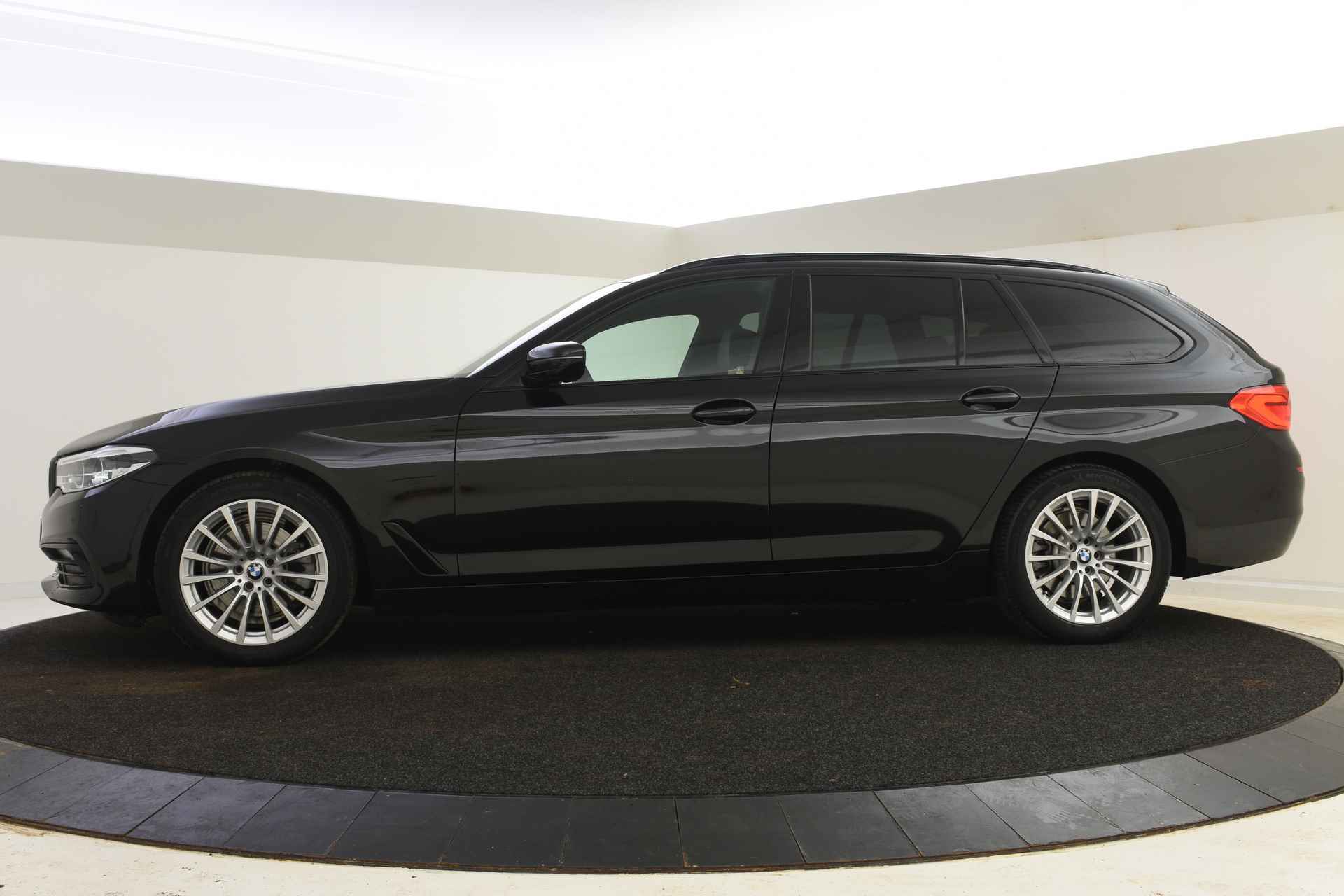 BMW 5 Serie Touring 520i High Executive Sport Line Shadow Line / Adaptieve LED / Active Cruise Control / Stoelventilatie / Head-Up / Parking Assistant / Navigatie Professional - 4/41