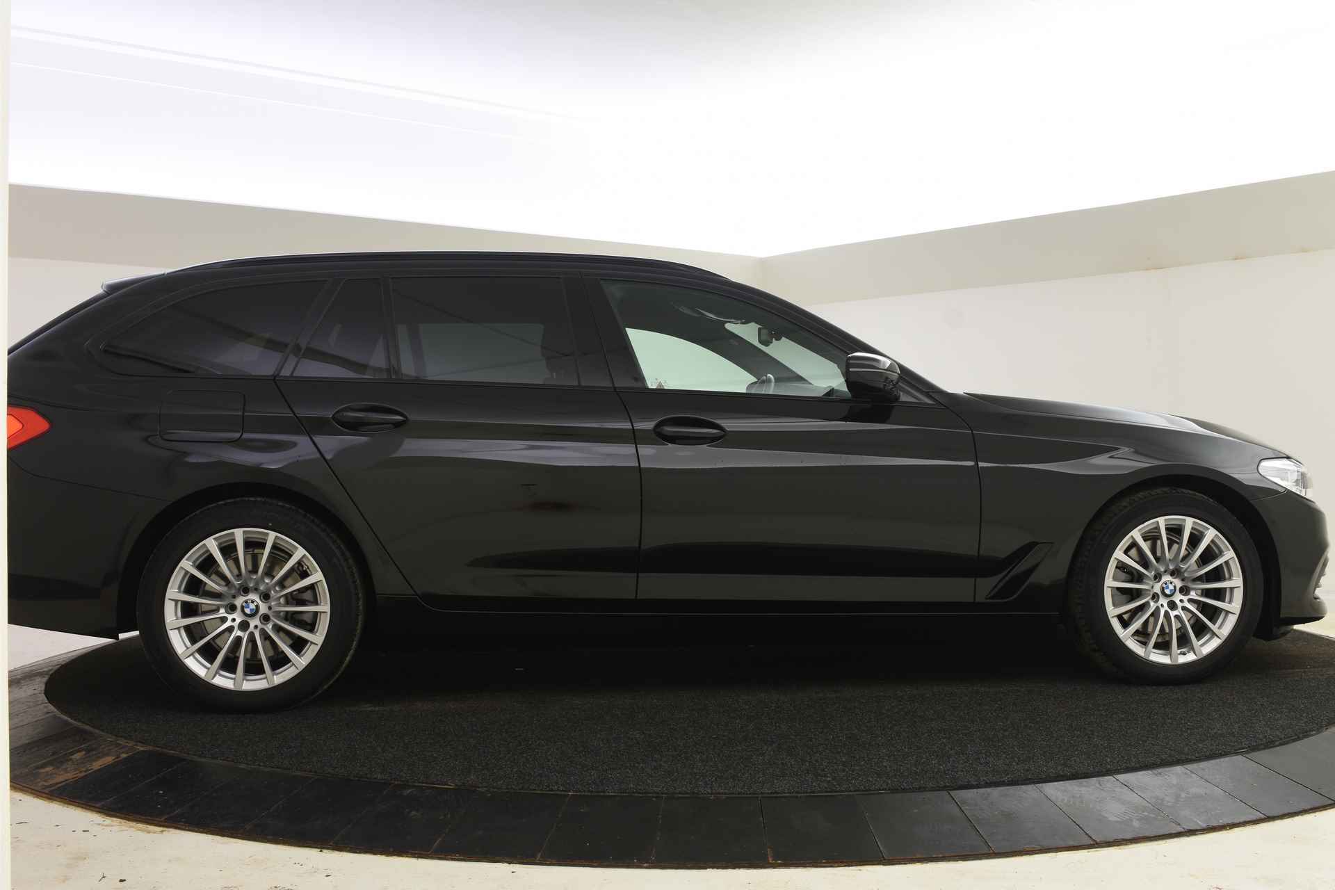 BMW 5 Serie Touring 520i High Executive Sport Line Shadow Line / Adaptieve LED / Active Cruise Control / Stoelventilatie / Head-Up / Parking Assistant / Navigatie Professional - 5/41