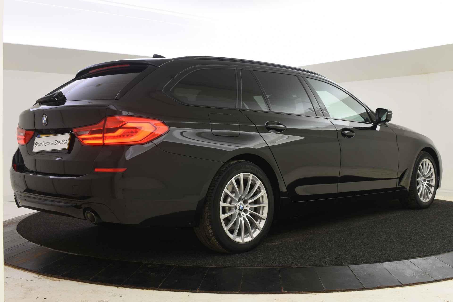 BMW 5 Serie Touring 520i High Executive Sport Line Shadow Line / Adaptieve LED / Active Cruise Control / Stoelventilatie / Head-Up / Parking Assistant / Navigatie Professional - 7/41