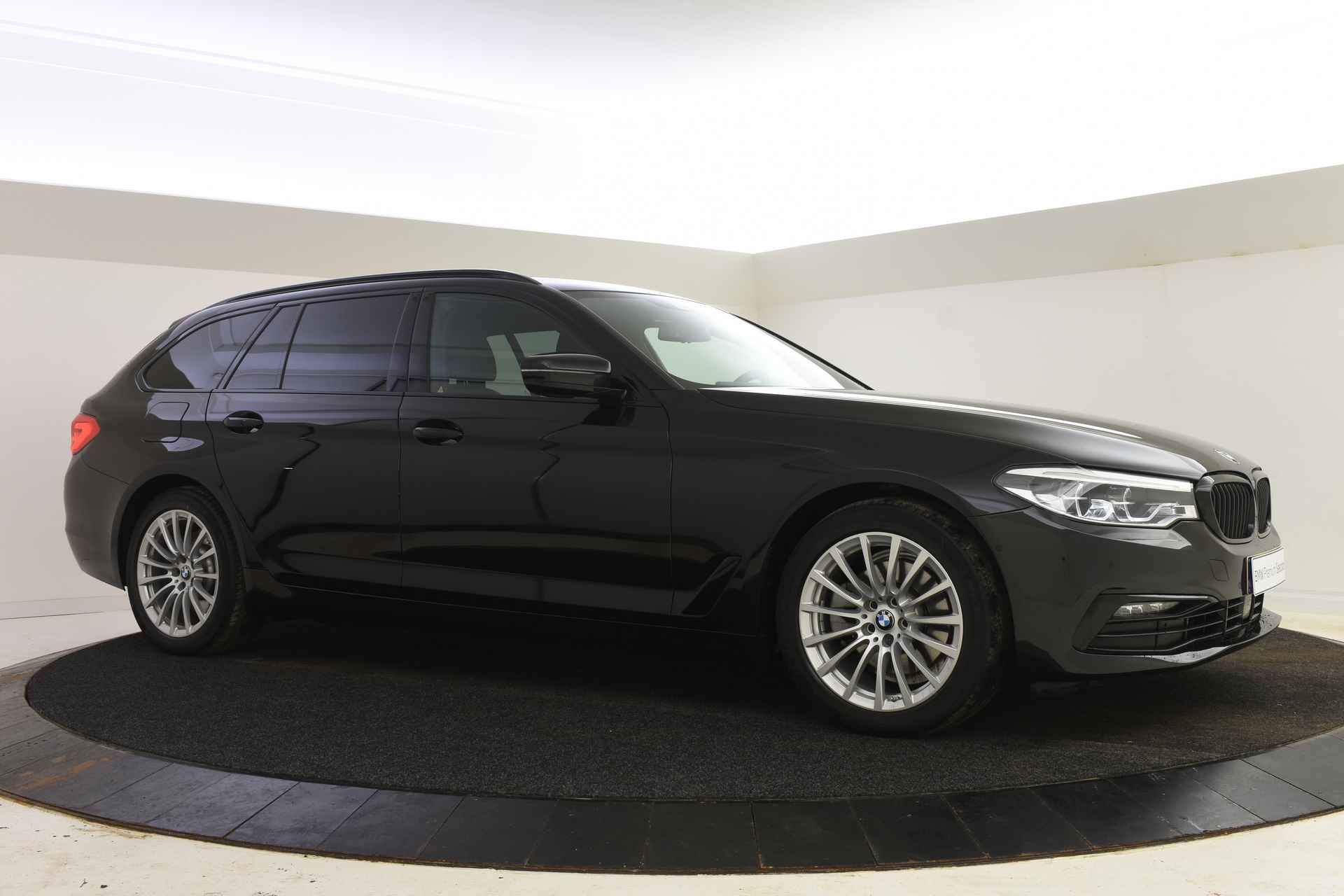 BMW 5 Serie Touring 520i High Executive Sport Line Shadow Line / Adaptieve LED / Active Cruise Control / Stoelventilatie / Head-Up / Parking Assistant / Navigatie Professional - 8/41