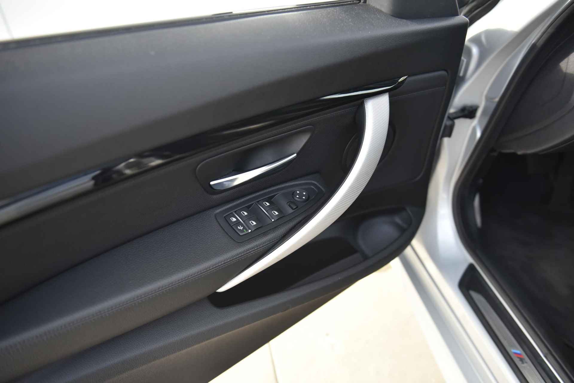 BMW 3 Serie Gran Turismo 320i High Executive M-Sport / 19 Inch / LED-koplampen / Voorstoelen Verwarmd / Getinte Ramen - 18/23