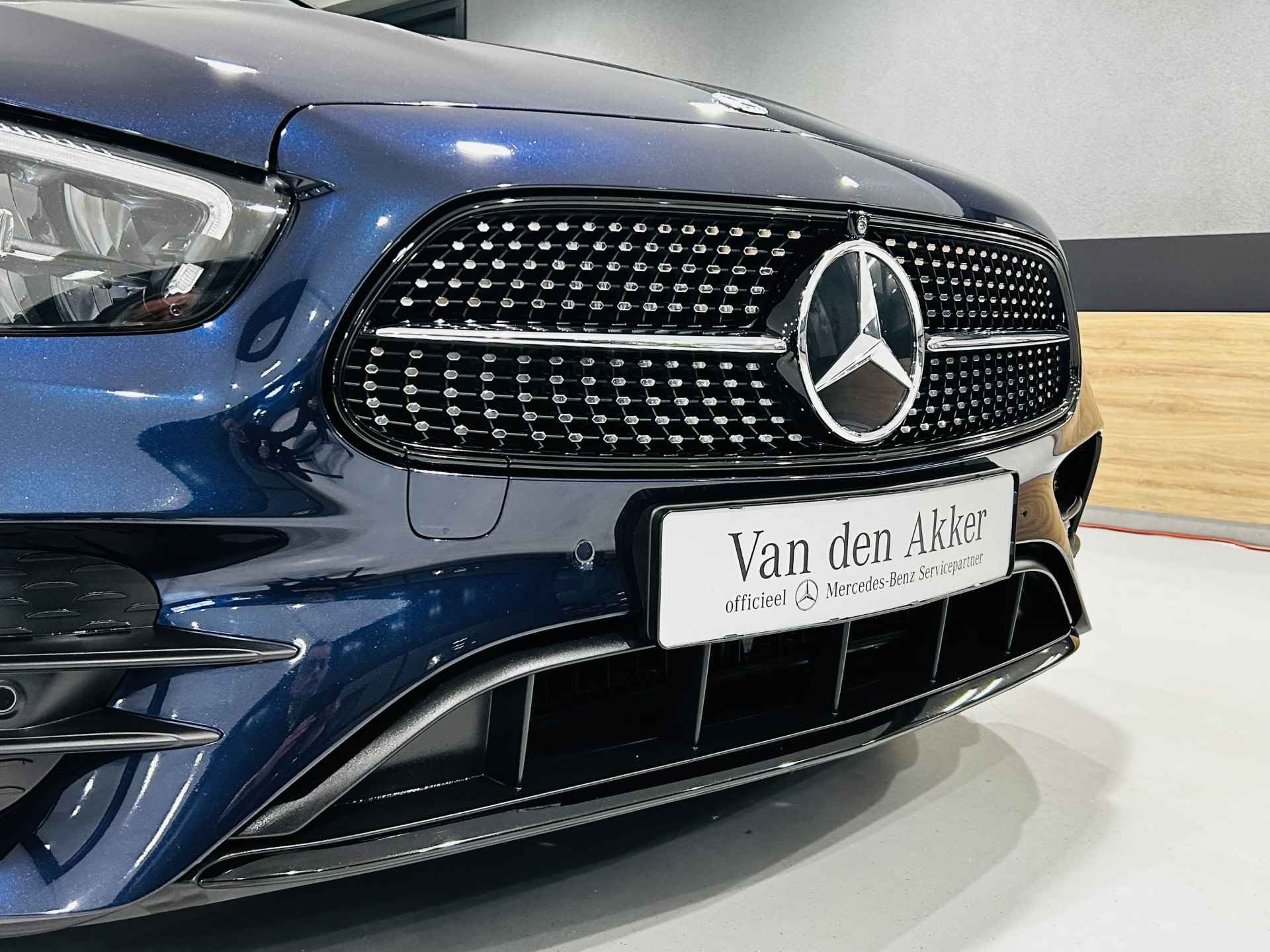 Mercedes-Benz E-Klasse Estate 200 AMG // Night pakket // 360 Camera // Keyless Entry // Sfeerverlichting // Leder // Alarm // Zwarte hemel - 17/51