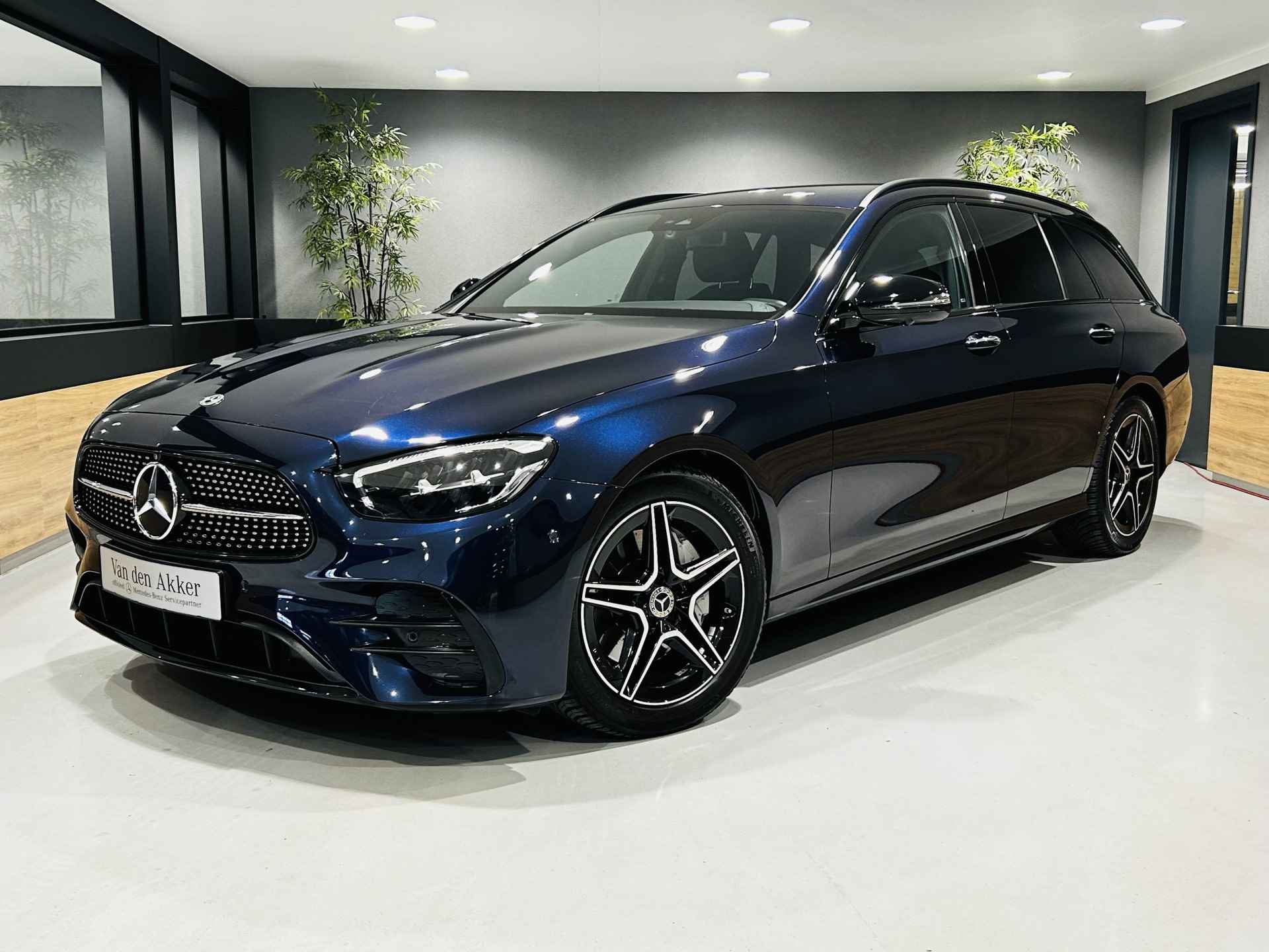 Mercedes-Benz E-Klasse Estate 200 AMG // Night pakket // 360 Camera // Keyless Entry // Sfeerverlichting // Leder // Alarm // Zwarte hemel - 50/51