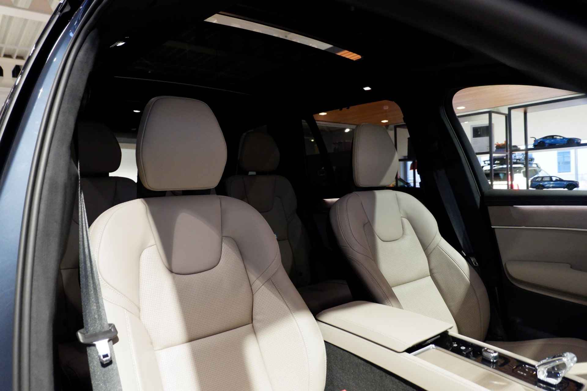 Volvo XC90 T8 Plug-in hybrid AWD AUT8 455PK Ultra Bright, **Direct leverbaar** Denim Blue metallic, Nappaleder met ventilatie Cardamom, 22" Lichtmetalen velgen, Luchtvering, Bowers & Wilkins audio, Gelamineerd & Getint glas, Nubuck hemelbekleding met Lederen zonnekleppen en handgrepen - 3/11