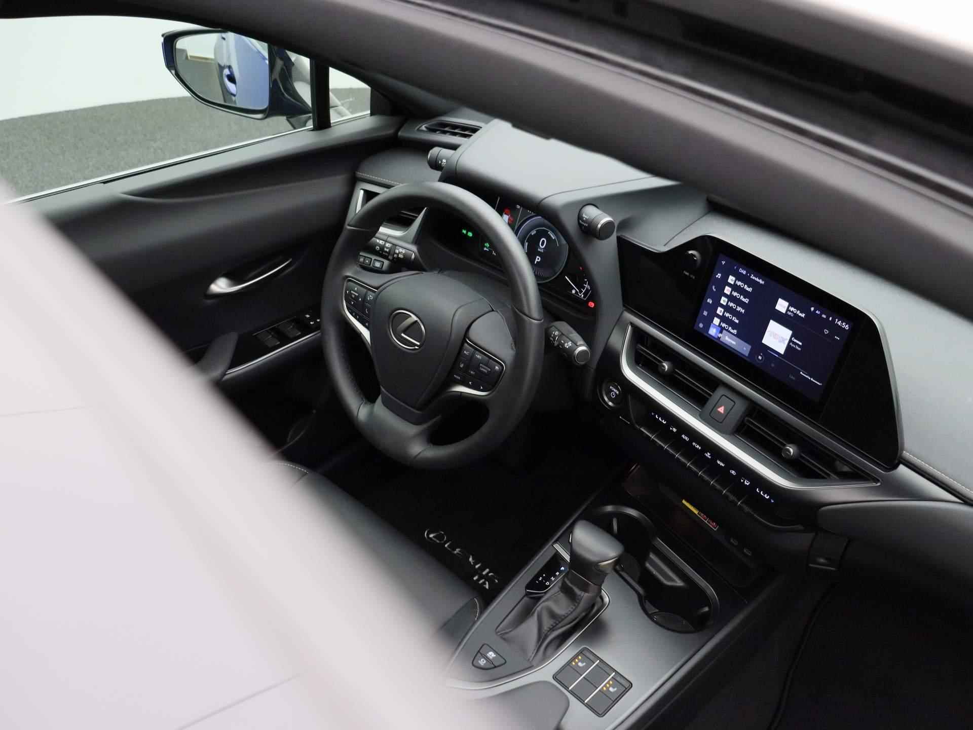 Lexus UX 250h F Sport Design | SCHUIFDAK | NAVIGATIE | LEDER | STOELVERWARMING | TREKHAAK | ACHTERUITRIJCAMERA | ADAPTIVE CRUISE CONTROL | PARKEERSENSOREN V+A | LED KOPLAMPEN | - 37/41