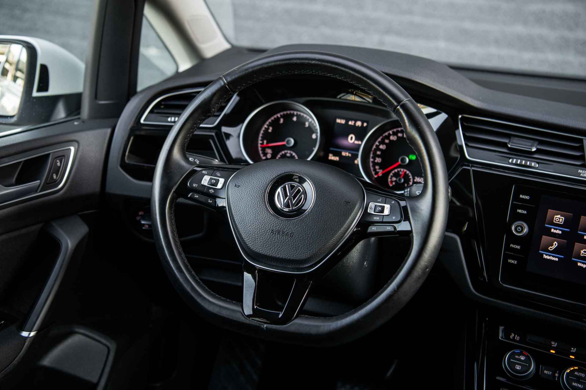 Volkswagen Touran 1.5 TSi 150 pk DSG-7 Highline | Blind Spot | Camera | Afn. Trekhaak | Full LED - 12/43
