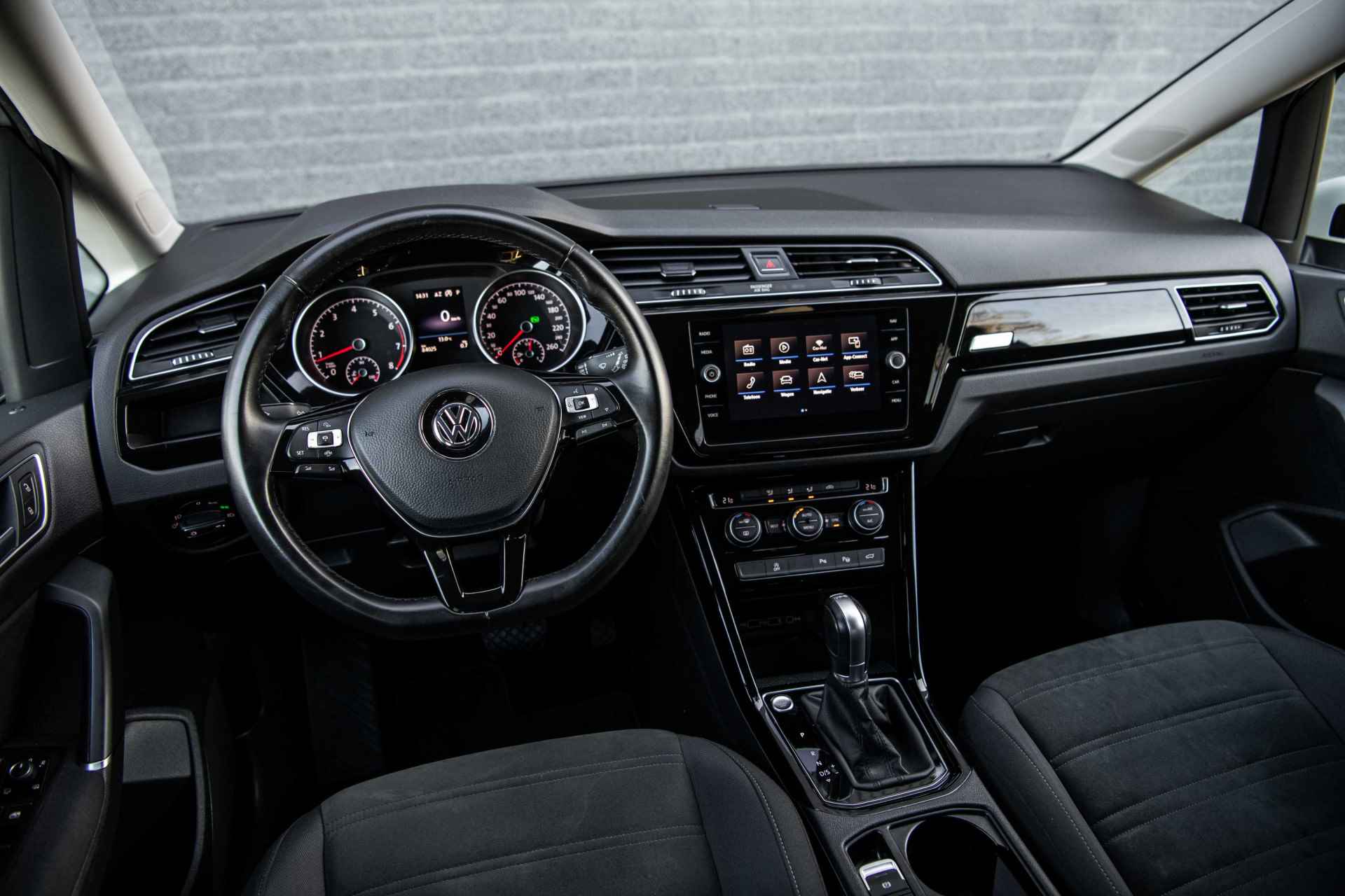 Volkswagen Touran 1.5 TSi 150 pk DSG-7 Highline | Blind Spot | Camera | Afn. Trekhaak | Full LED - 19/43