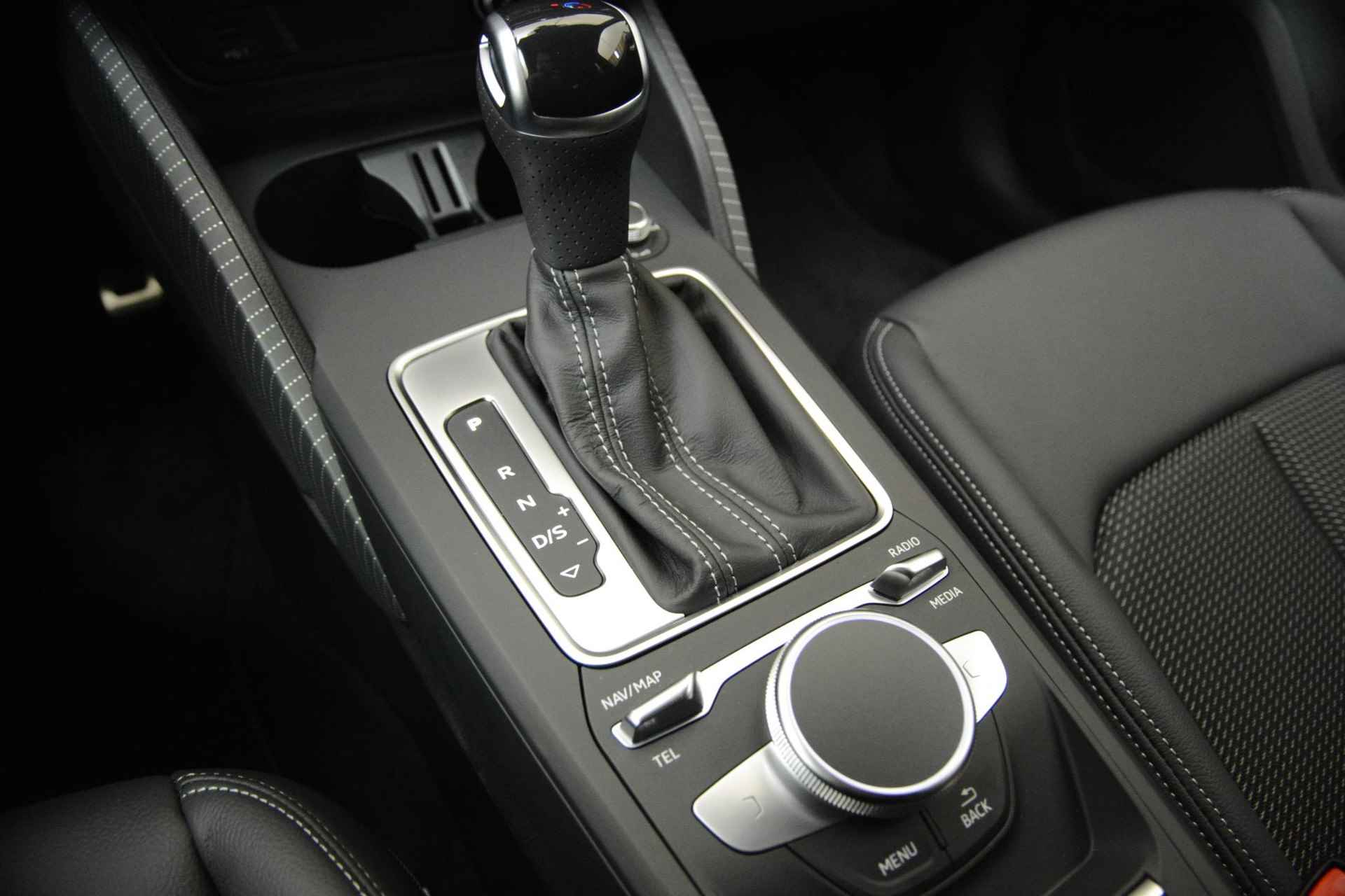 Audi Q2 35 TFSI S Edition 150 PK | Nieuw | Fabrieksgarantie | Automaat | Optiekpakket zwart plus | Adaptieve cruise control | Smartphone interface | 18" lichtmetalen velgen | Matrix verlichting | Lichtpakket plus ambient light | Privacy glas | - 16/26