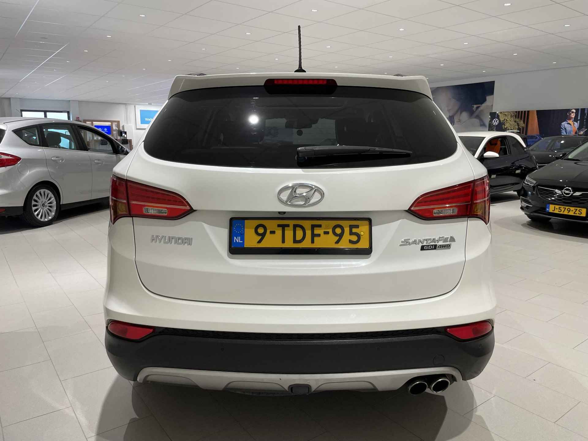 Hyundai Santa Fe 2.4i GDI 4WD i-Catcher 7p. 192 PK | Automaat | 7-Persoons | Panoramadak | Lederen Bekleding | Trekhaak | Cruise Control | Stoelverwarming | Achterbankverwarming | Achterruitrijcamera | Parkeersensoren | Airco | Bluetooth | - 4/32