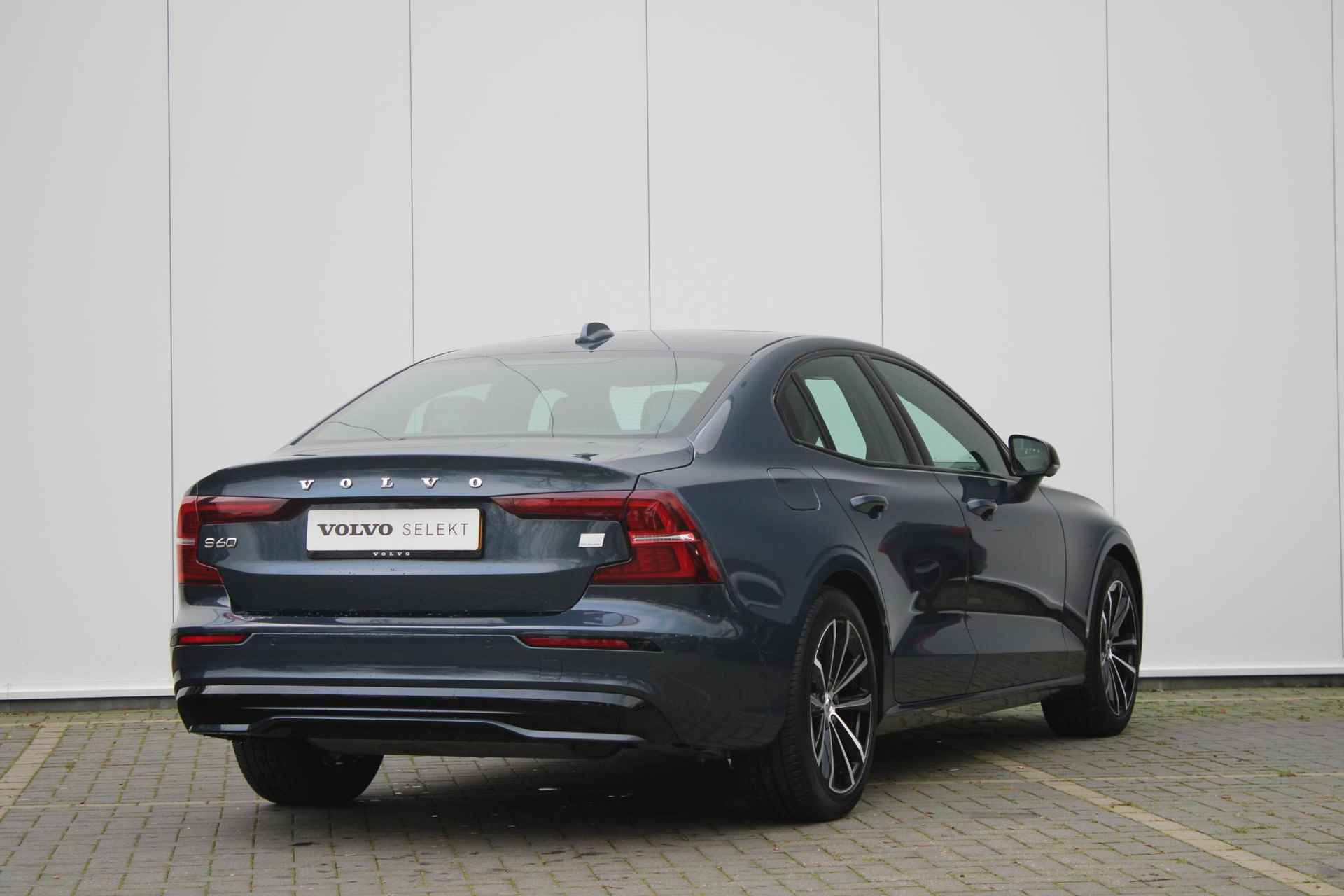 Volvo S60 T6 AUT8 350PK Ultimate Dark, Bowers & Wilkins Audio, Verwarmbare Voorstoelen, 360 Graden Camera, Verwarmbare Achterbank, Keyless Entry, Navigatiesysteem, Panorama Dak, Adaptieve Cruise Control, Dodehoekdetectie Met Correctie - 2/38