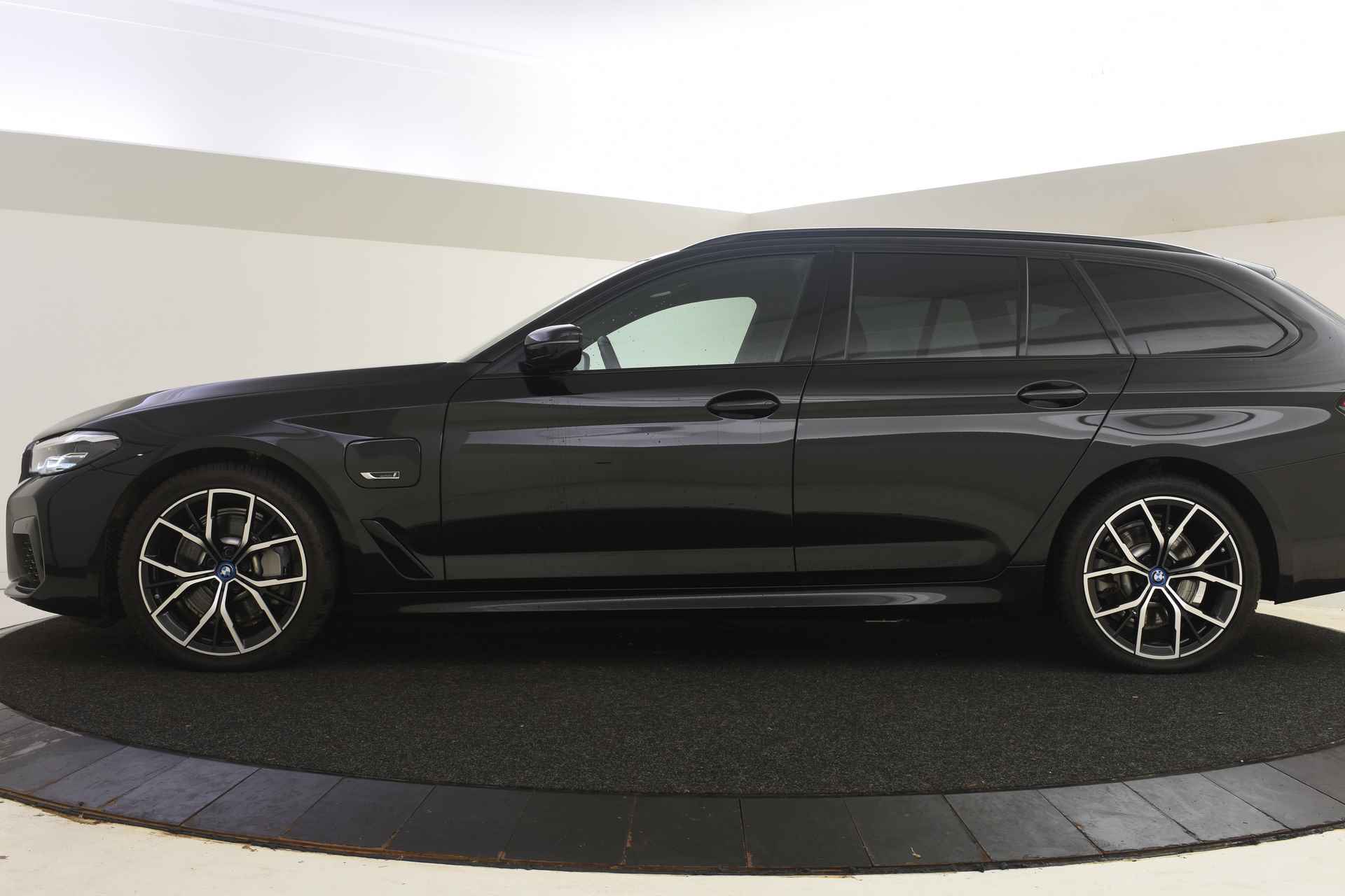 BMW 5 Serie Touring 530e xDrive High Executive M Sport Automaat / Panoramadak / Active Cruise Control / Sportstoelen / Live Cockpit Professional / Parking Assistant / Stoelverwarming - 4/49