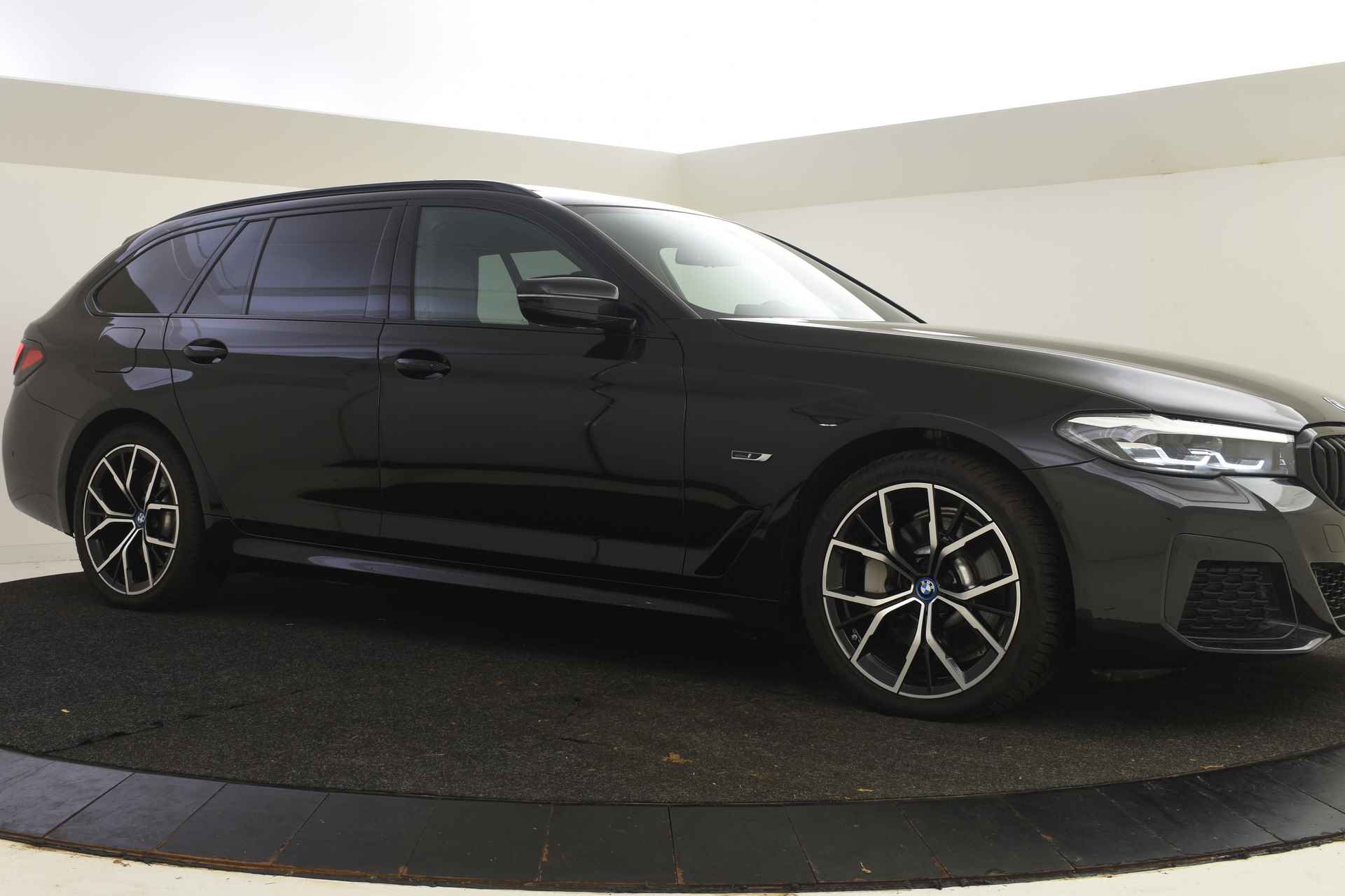 BMW 5 Serie Touring 530e xDrive High Executive M Sport Automaat / Panoramadak / Active Cruise Control / Sportstoelen / Live Cockpit Professional / Parking Assistant / Stoelverwarming - 23/49