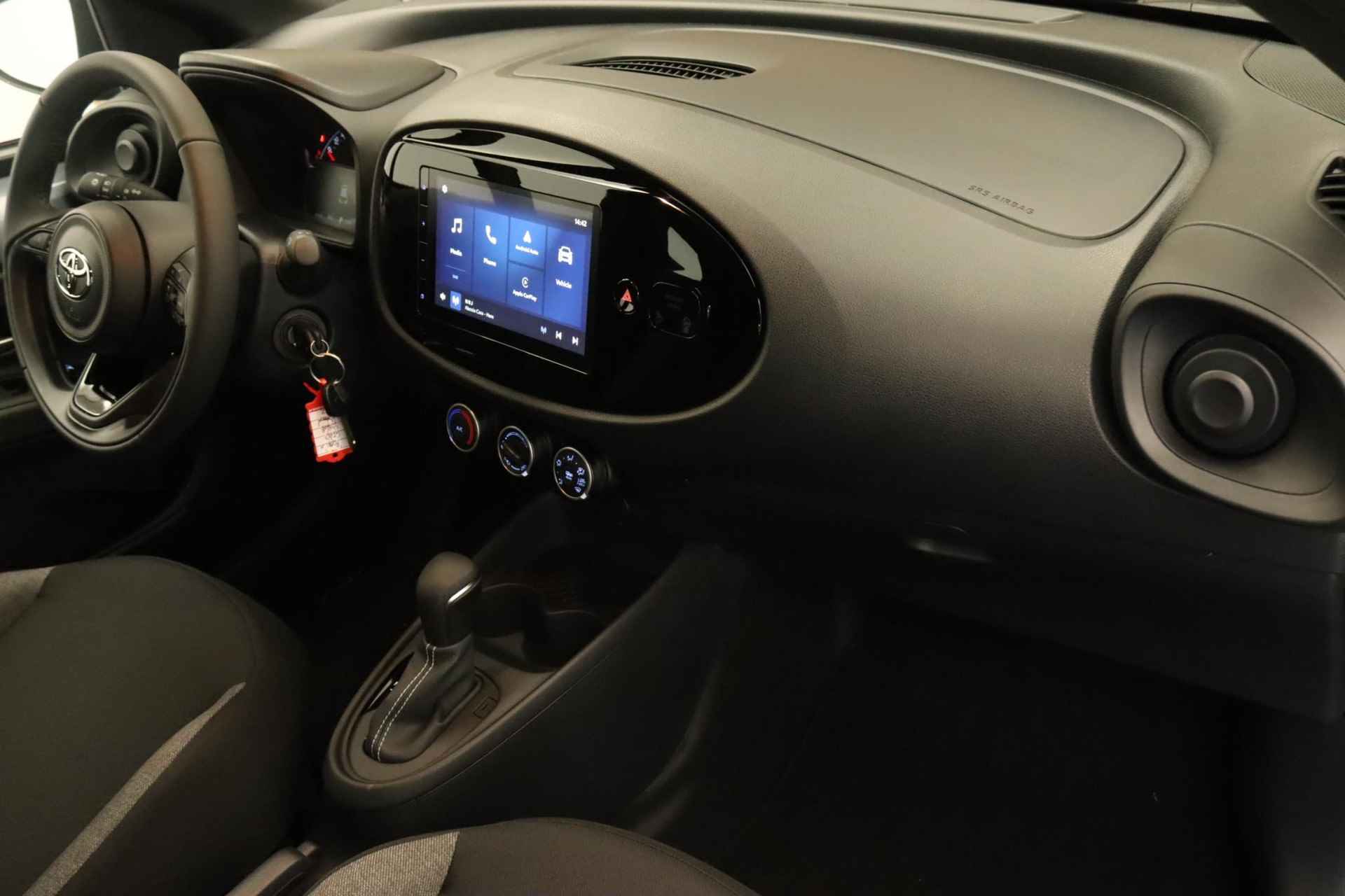 Toyota Aygo X 1.0 VVT-i S-CVT play DIRECT UIT VOORRAAD LEVERBAAR! - AUTOMAAT - APPLE CARPLAY/ANDROID AUTO - AIRCO - 5/28