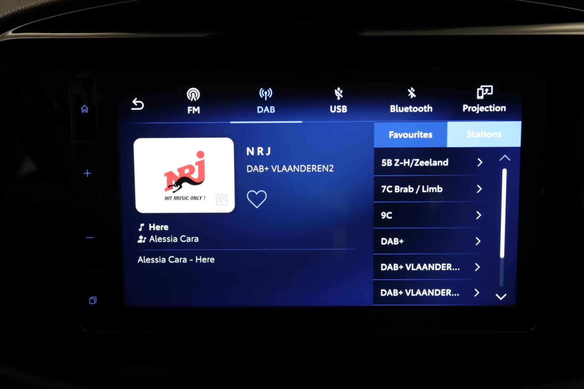 Toyota Aygo X 1.0 VVT-i S-CVT play DIRECT UIT VOORRAAD LEVERBAAR! - AUTOMAAT - APPLE CARPLAY/ANDROID AUTO - AIRCO - 25/28