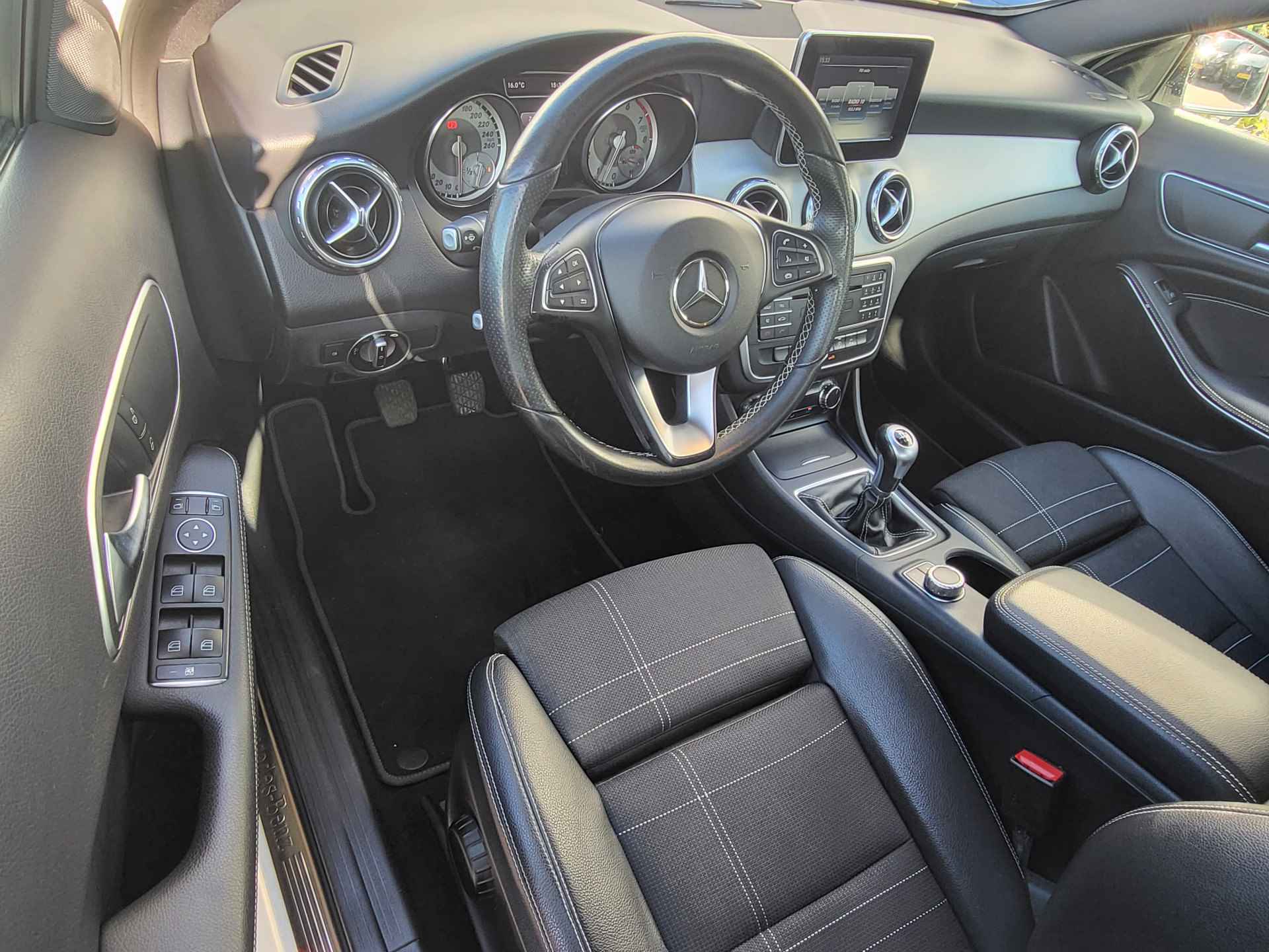 Mercedes-Benz GLA 180 Ambition Urban, Navigatie, Trekhaak, Half leer, PDC, Rijklaar met beurt & garantie! - 11/30