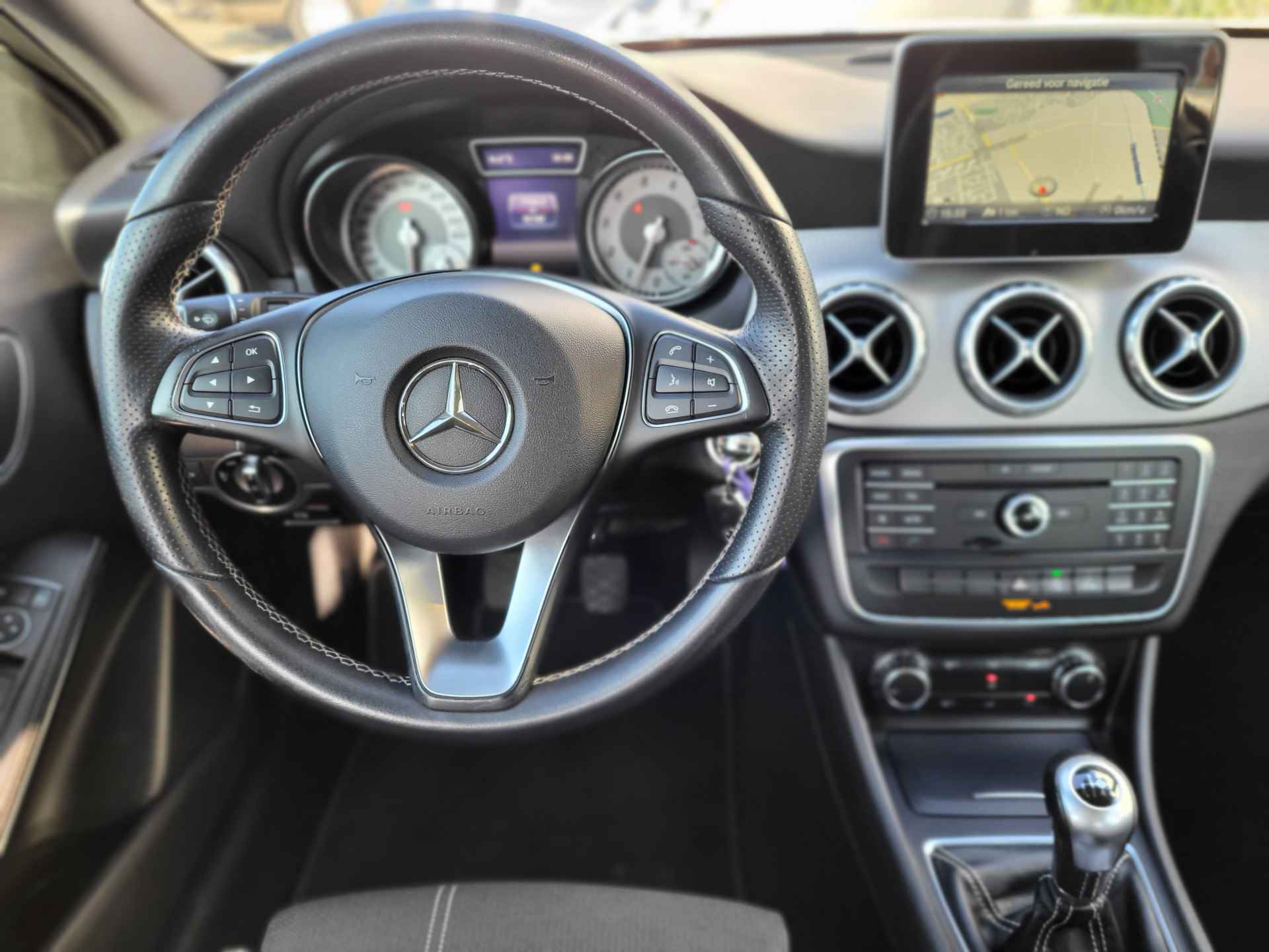 Mercedes-Benz GLA 180 Ambition Urban, Navigatie, Trekhaak, Half leer, PDC, Rijklaar met beurt & garantie! - 12/30