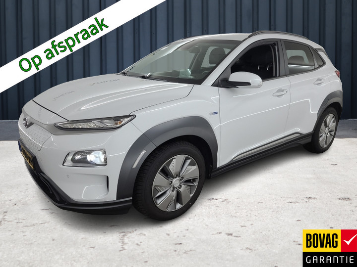 Hyundai KONA EV Premium 64 kWh (204 PK) 1e-Eig, Hyundai-Dealer-Onderh, 12-Mnd-BOVAG, Leer, Navigatie/Apple-Carplay/Android-Auto, Adaptive-Cruisecontrol, Head-Up, Parkeersensoren-V+A, Achteruitrijcamera,  Premium-Audio, DAB, Stoelverwarming, Stuurverwarming, Licht-Zicht-Pakket, Lm-Velgen-17Inch, Privacy-Glas