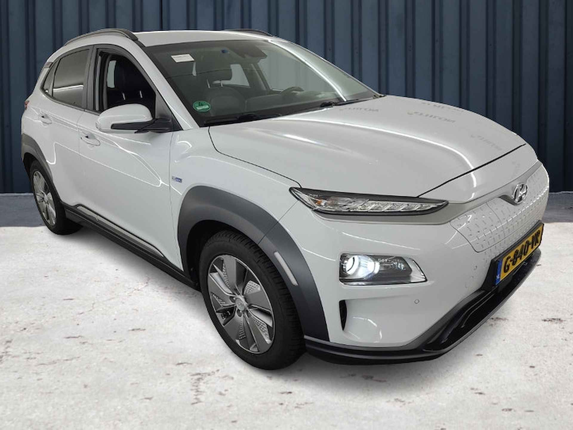 Hyundai KONA EV Premium 64 kWh (204 PK) 1e-Eig, Hyundai-Dealer-Onderh, 12-Mnd-BOVAG, Leer, Navigatie/Apple-Carplay/Android-Auto, Adaptive-Cruisecontrol, Head-Up, Parkeersensoren-V+A, Achteruitrijcamera,  Premium-Audio, DAB, Stoelverwarming, Stuurverwarming, Licht-Zicht-Pakket, Lm-Velgen-17Inch, Privacy-Glas - 3/25