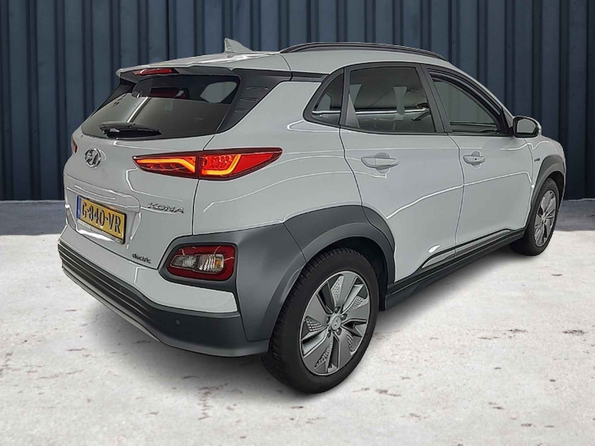 Hyundai KONA EV Premium 64 kWh (204 PK) 1e-Eig, Hyundai-Dealer-Onderh, 12-Mnd-BOVAG, Leer, Navigatie/Apple-Carplay/Android-Auto, Adaptive-Cruisecontrol, Head-Up, Parkeersensoren-V+A, Achteruitrijcamera,  Premium-Audio, DAB, Stoelverwarming, Stuurverwarming, Licht-Zicht-Pakket, Lm-Velgen-17Inch, Privacy-Glas - 4/25