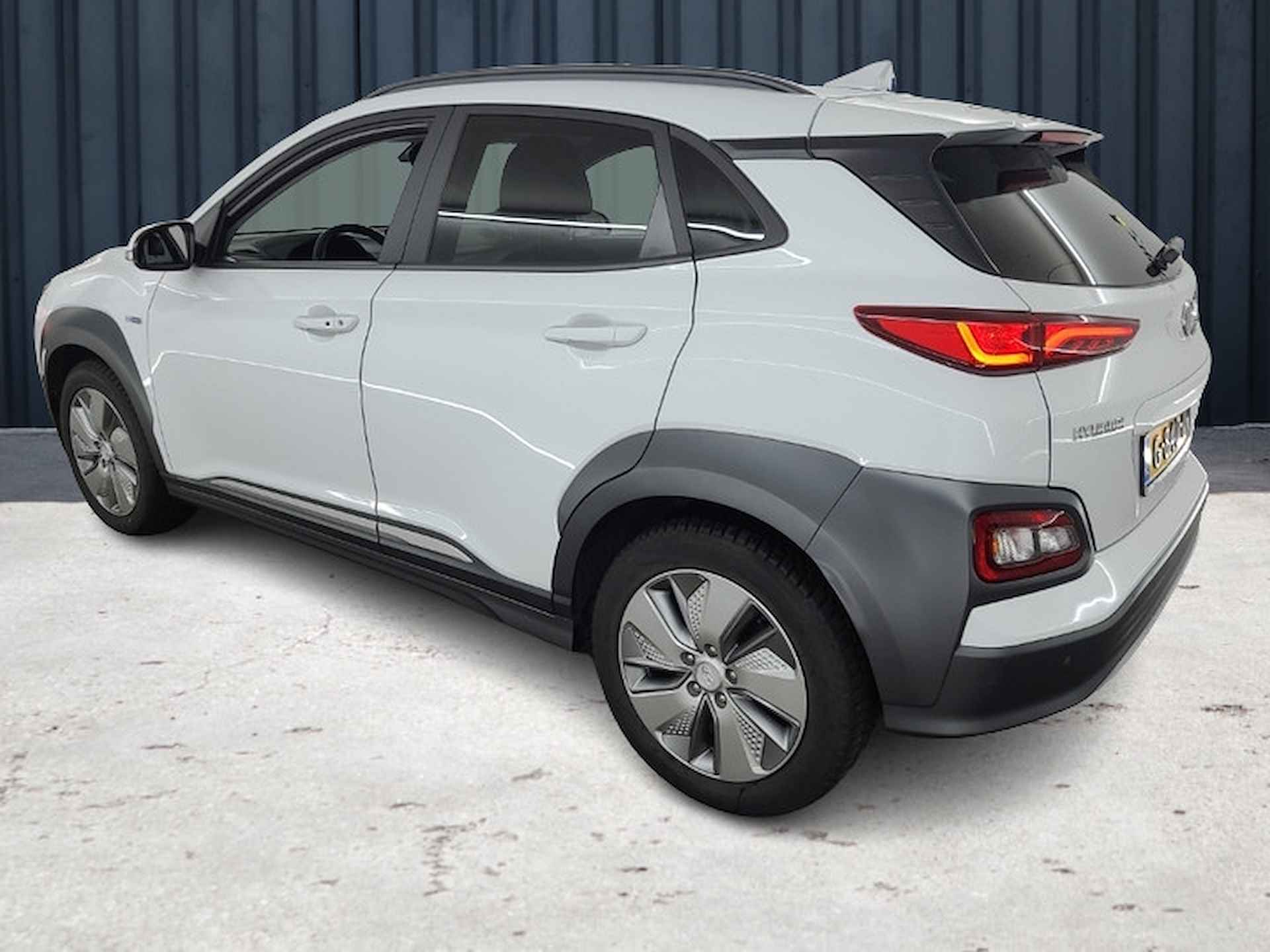 Hyundai KONA EV Premium 64 kWh (204 PK) 1e-Eig, Hyundai-Dealer-Onderh, 12-Mnd-BOVAG, Leer, Navigatie/Apple-Carplay/Android-Auto, Adaptive-Cruisecontrol, Head-Up, Parkeersensoren-V+A, Achteruitrijcamera,  Premium-Audio, DAB, Stoelverwarming, Stuurverwarming, Licht-Zicht-Pakket, Lm-Velgen-17Inch, Privacy-Glas - 5/25