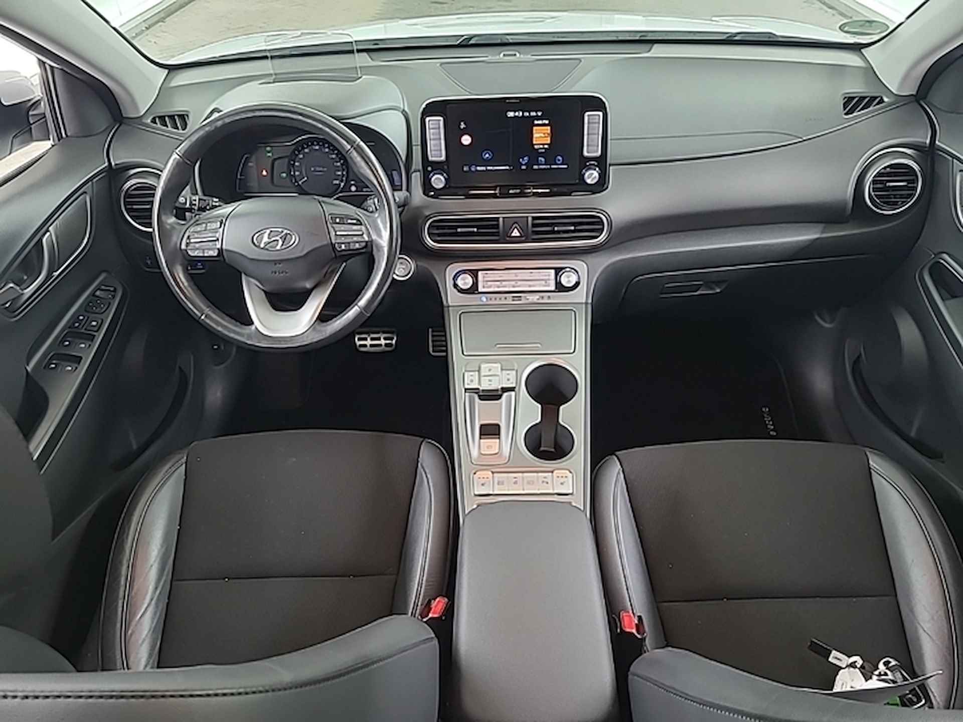 Hyundai KONA EV Premium 64 kWh (204 PK) 1e-Eig, Hyundai-Dealer-Onderh, 12-Mnd-BOVAG, Leer, Navigatie/Apple-Carplay/Android-Auto, Adaptive-Cruisecontrol, Head-Up, Parkeersensoren-V+A, Achteruitrijcamera,  Premium-Audio, DAB, Stoelverwarming, Stuurverwarming, Licht-Zicht-Pakket, Lm-Velgen-17Inch, Privacy-Glas - 11/25