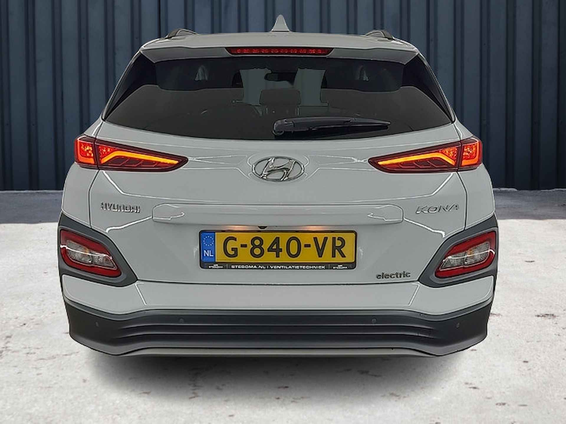 Hyundai KONA EV Premium 64 kWh (204 PK) 1e-Eig, Hyundai-Dealer-Onderh, 12-Mnd-BOVAG, Leer, Navigatie/Apple-Carplay/Android-Auto, Adaptive-Cruisecontrol, Head-Up, Parkeersensoren-V+A, Achteruitrijcamera,  Premium-Audio, DAB, Stoelverwarming, Stuurverwarming, Licht-Zicht-Pakket, Lm-Velgen-17Inch, Privacy-Glas - 16/25