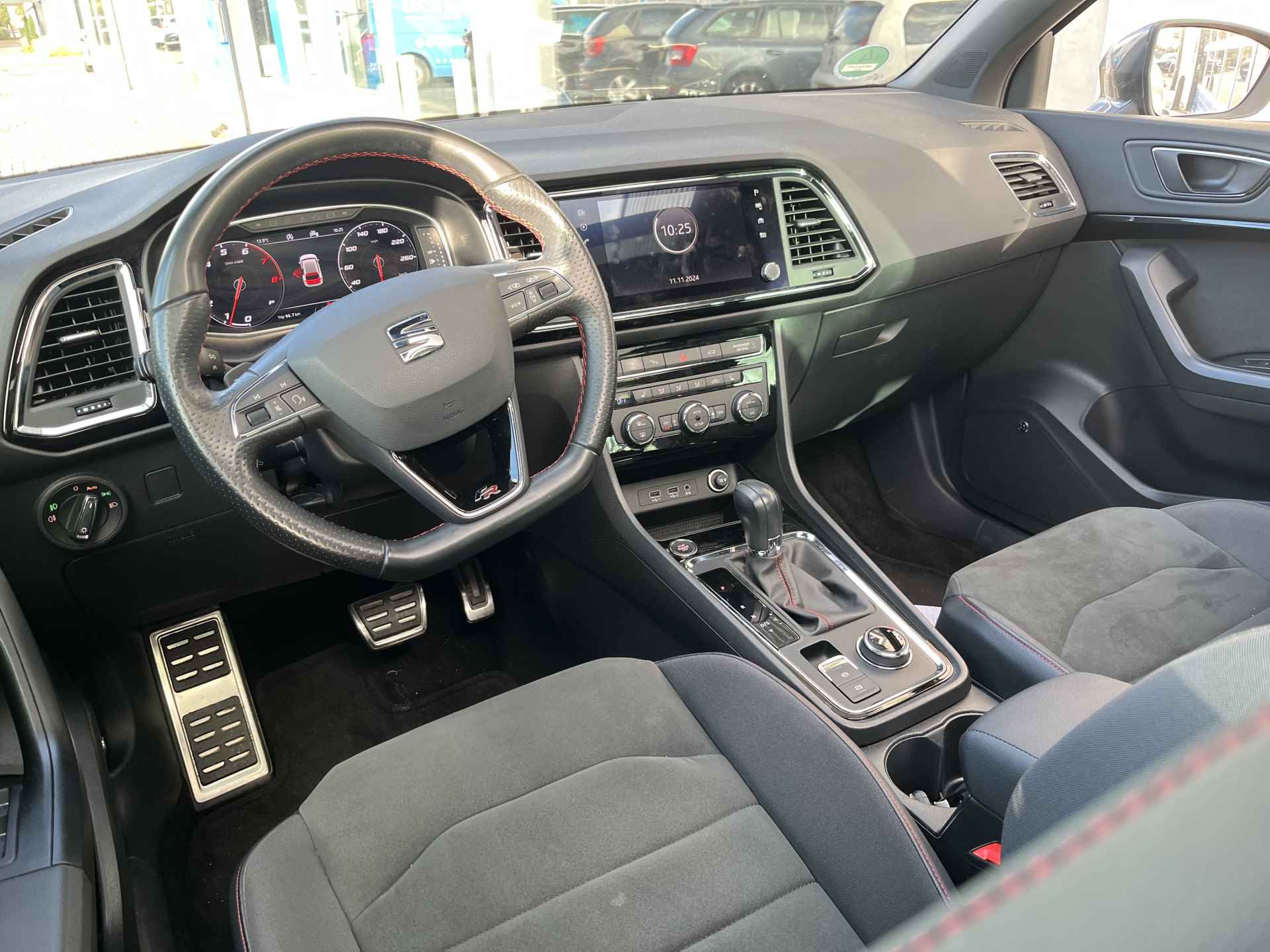 SEAT Ateca 1.5 TSI FR / AUTOMAAT/ TREKHAAK/ PANO/ 360 CAMERA/ PARK. SENSOREN/ DODE HOEK/ KEYLESS/ STOEL VERWARM./ VIRTUAL COCKPIT/ ADAPT. CRUISE/ APP CONNECT/ NAVI/ CLIMA/ DAB/ 19" LMV/ - 7/31