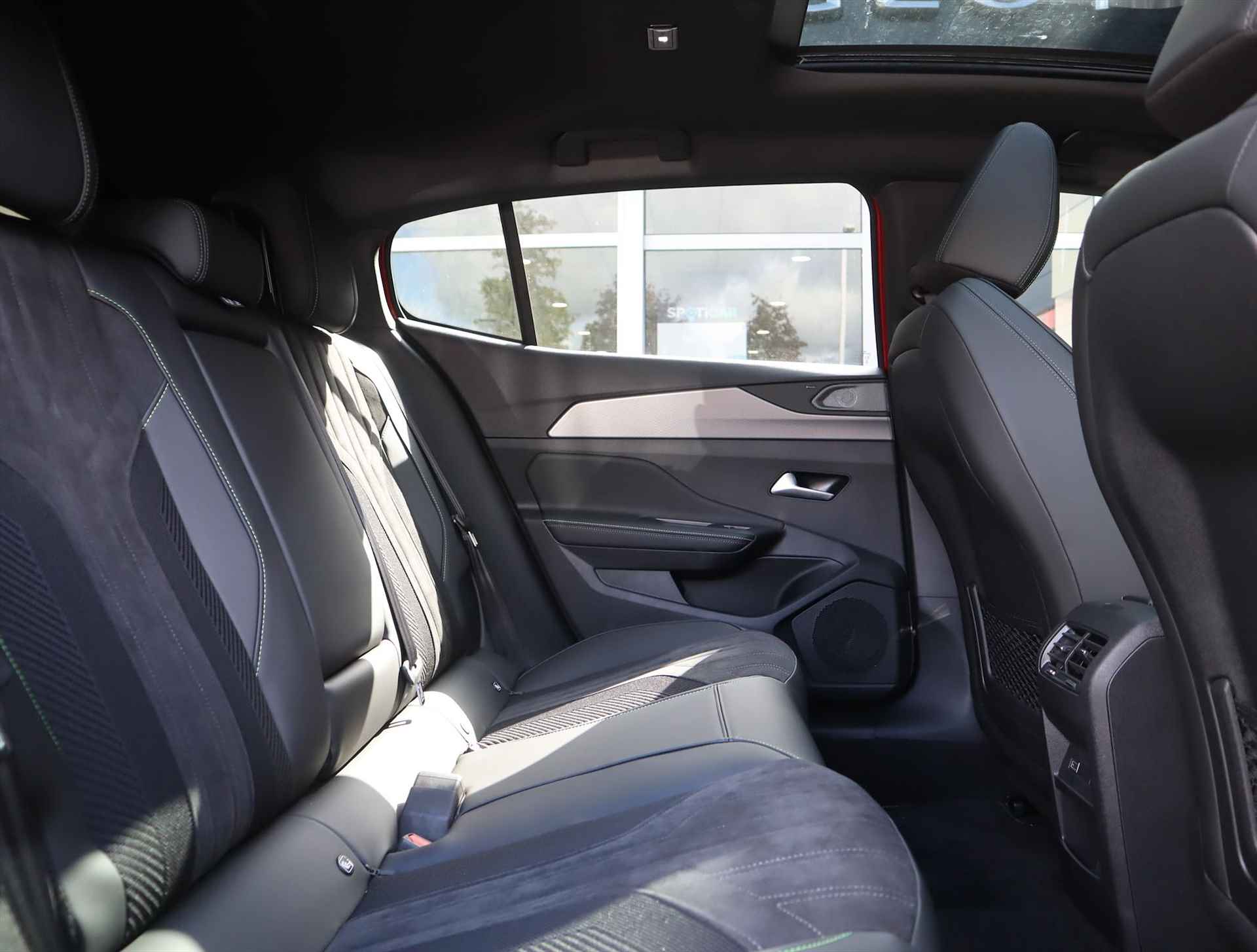Peugeot 408 GT Plug-In Hybrid 225PK e-EAT8 Automaat, Rijklaarprijs, FOCAL HiFi Elektrisch verstelbare stoelen 360° Camera Panoramadak - 9/72