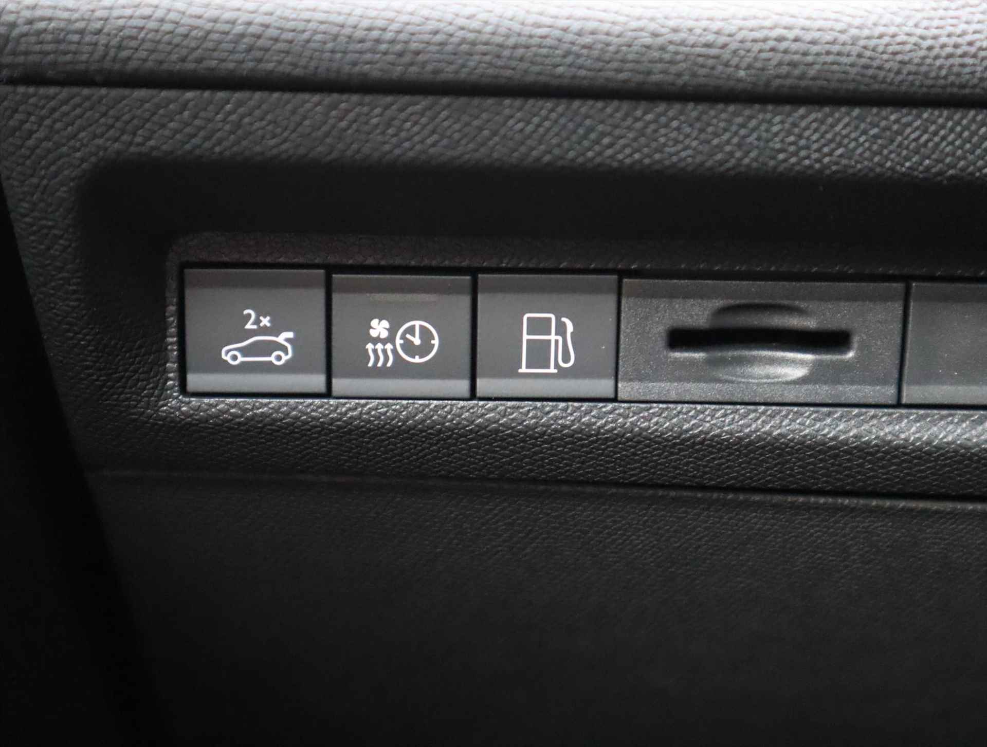 Peugeot 408 GT Plug-In Hybrid 225PK e-EAT8 Automaat, Rijklaarprijs, FOCAL HiFi Elektrisch verstelbare stoelen 360° Camera Panoramadak - 38/72