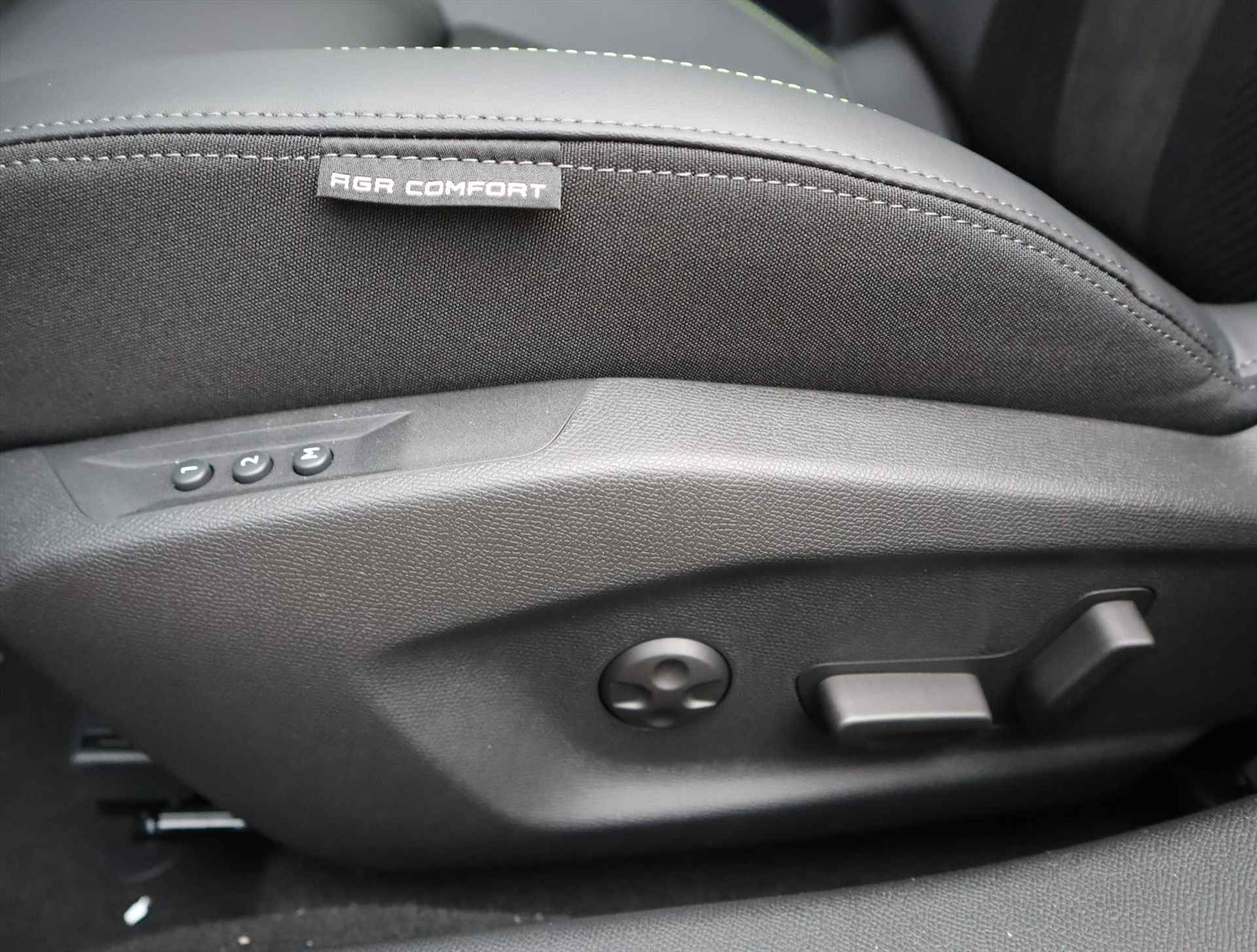 Peugeot 408 GT Plug-In Hybrid 225PK e-EAT8 Automaat, Rijklaarprijs, FOCAL HiFi Elektrisch verstelbare stoelen 360° Camera Panoramadak - 57/72