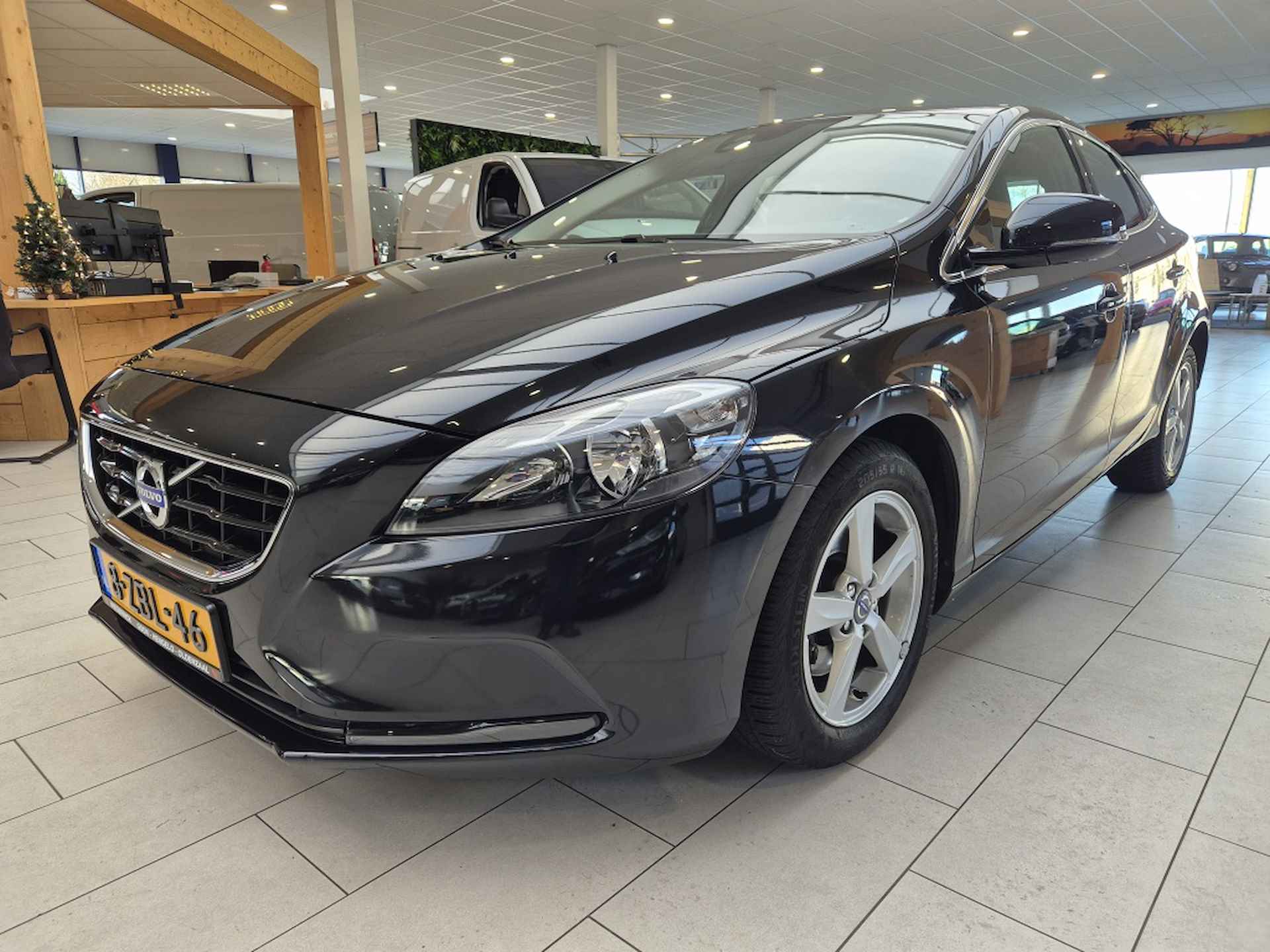 Volvo V40 1.6 T2 Momentum [TREKHAAK| ALLSEASON| DEALER ONDERHOUDEN| ORIGIN - 3/28