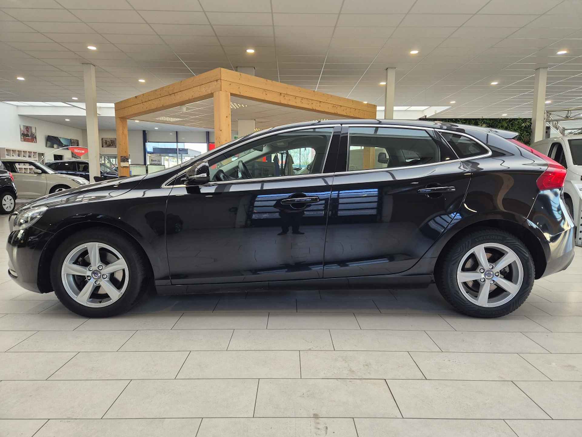 Volvo V40 1.6 T2 Momentum [TREKHAAK| ALLSEASON| DEALER ONDERHOUDEN| ORIGIN - 4/28