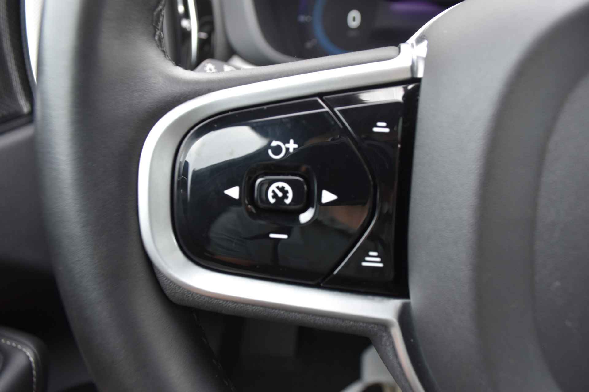 Volvo XC60 Recharge T6 AWD R-Design #Luchtvering #MassageStoelen #Stoelkoeling - 17/37