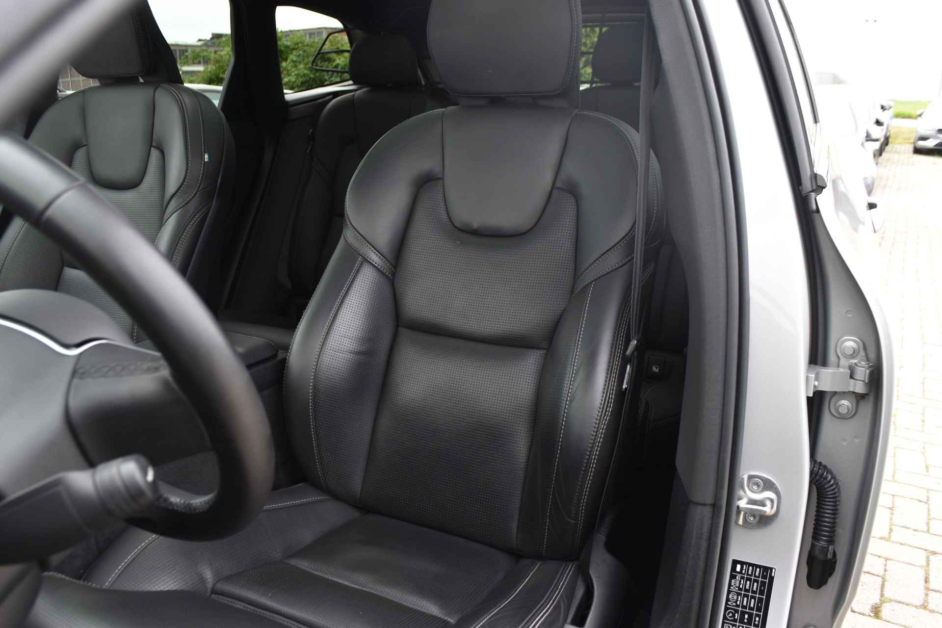 Volvo XC60 Recharge T6 AWD R-Design #Luchtvering #MassageStoelen #Stoelkoeling - 31/37