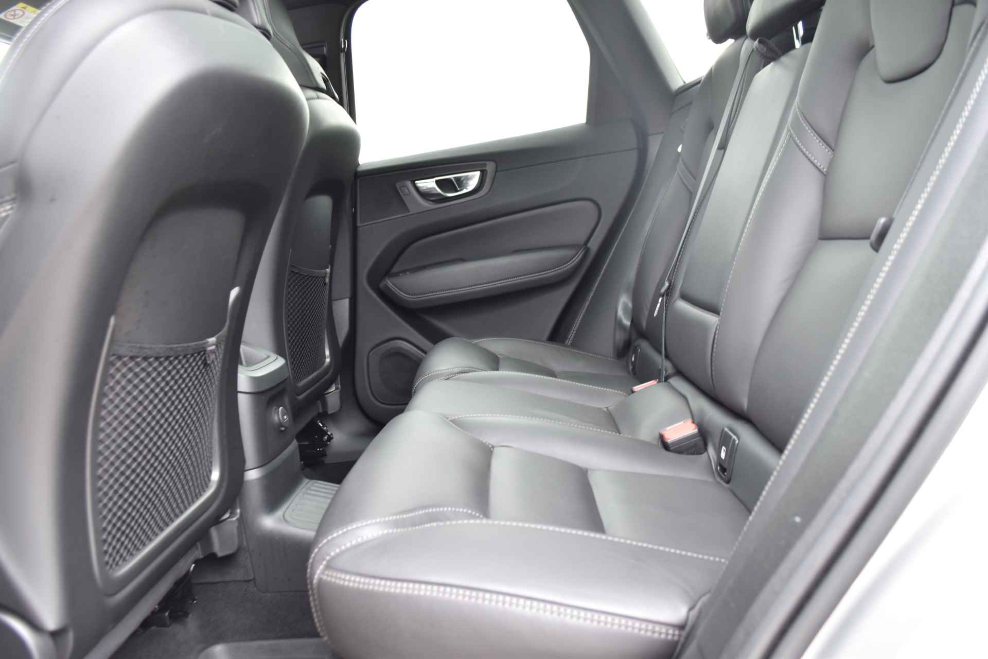 Volvo XC60 Recharge T6 AWD R-Design #Luchtvering #MassageStoelen #Stoelkoeling - 33/37