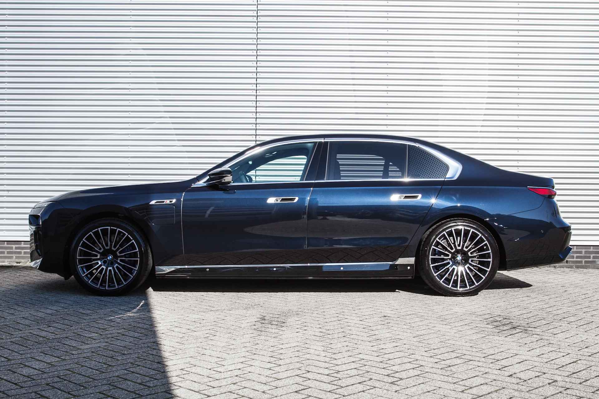 BMW 7 Serie M760e xDrive High Executive Automaat / Panoramadak Sky Lounge / Executive Lounge Seating / Massagefunctie / Bowers & Wilkins / Parking Assistant Professional - 9/46