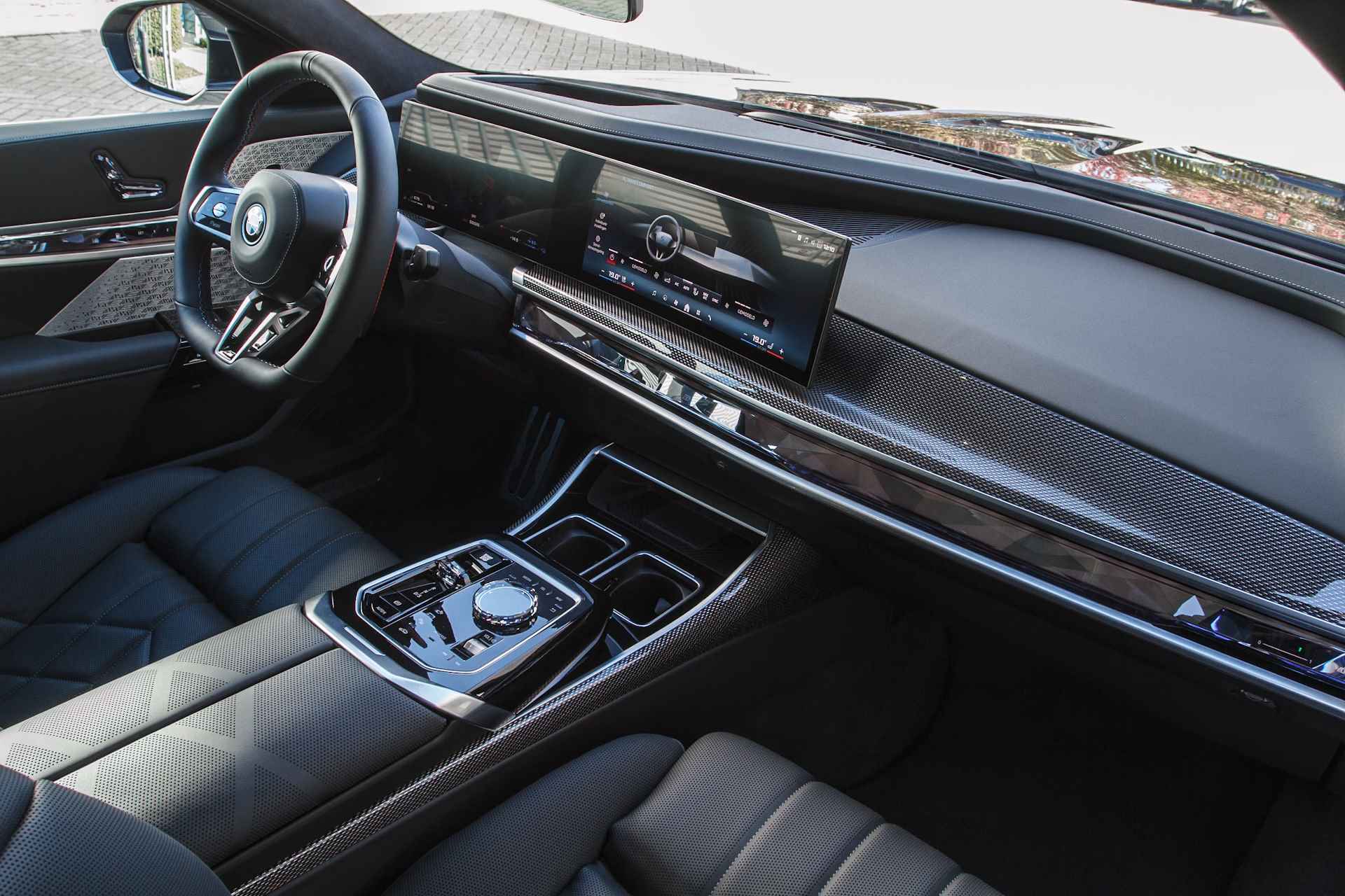 BMW 7 Serie M760e xDrive High Executive Automaat / Panoramadak Sky Lounge / Executive Lounge Seating / Massagefunctie / Bowers & Wilkins / Parking Assistant Professional - 10/46