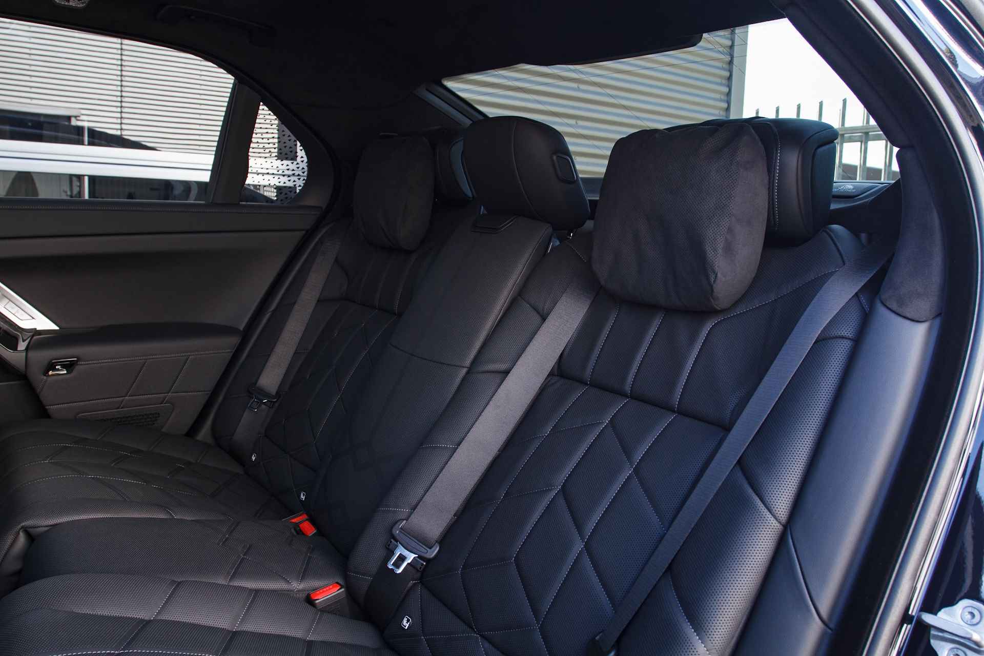 BMW 7 Serie M760e xDrive High Executive Automaat / Panoramadak Sky Lounge / Executive Lounge Seating / Massagefunctie / Bowers & Wilkins / Parking Assistant Professional - 11/46