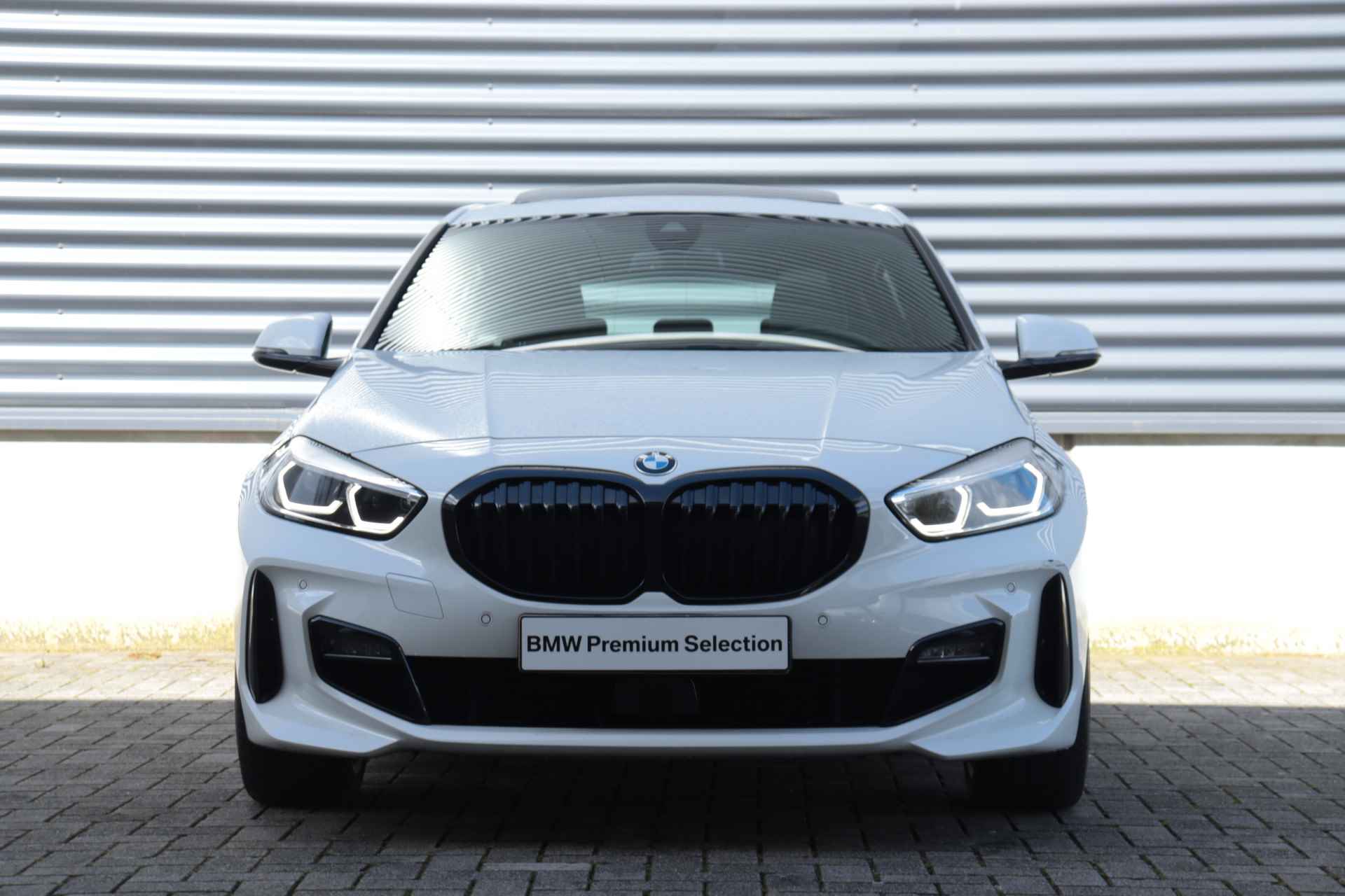BMW 1 Serie 5-deurs 118i | High Executive / M Sportpakket / Panodak / Harman Kardon / Head-Up / Comfort Acces / Adaptive Cruise Control / Driving Assistant - 3/41
