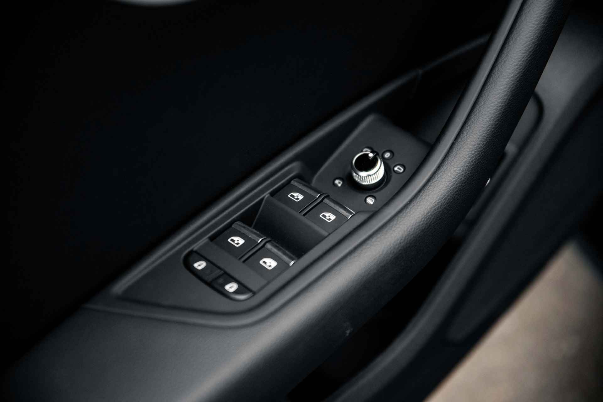 Audi A4 Limousine 35 TFSI 150PK S edition | 360 Camera | Elektrische Stoelen | Stoelverwarming | Ambiente Lichtpakket Plus | - 31/64