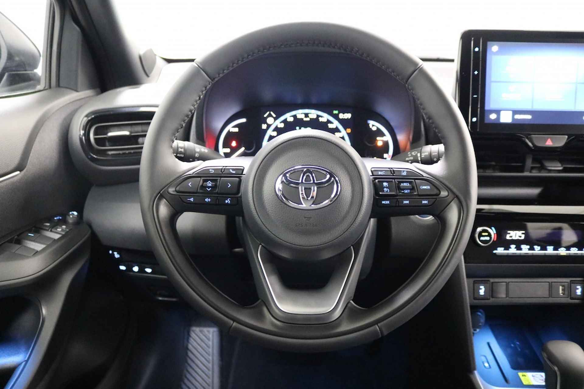 Toyota Yaris Cross 1.5 Hybrid Dynamic Plus | Two-Tone - 17/23