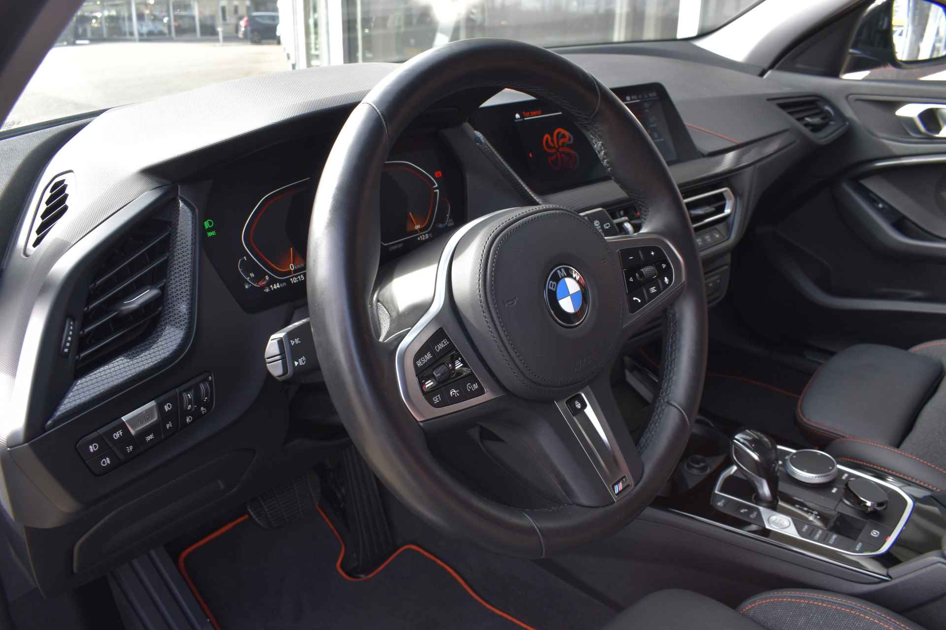 BMW 1-serie 118i High Executive / Sport-Line / Ad. Cruise / Verw. Stuur & Stoelen / Privacy glas - 2/54